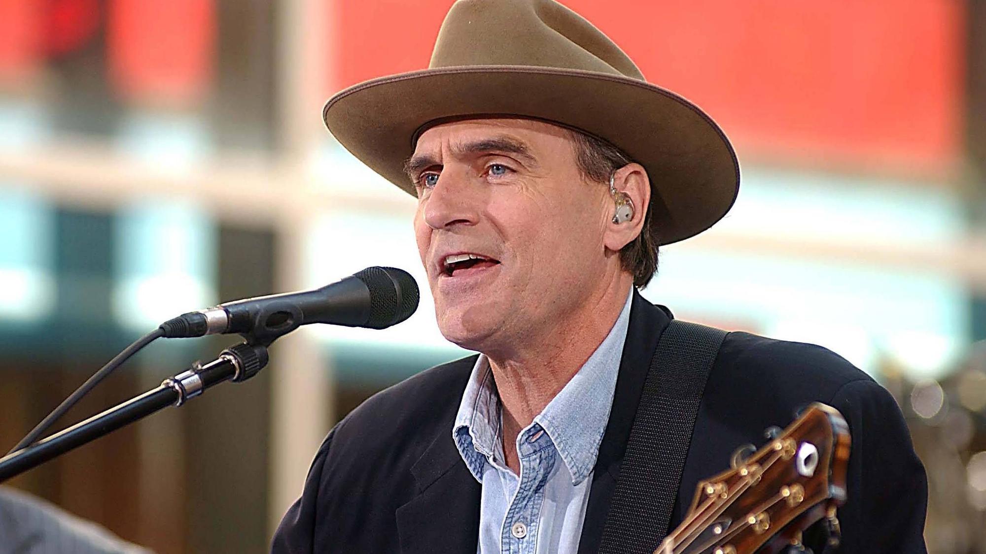 James Taylor bei einem Konzert 2005.