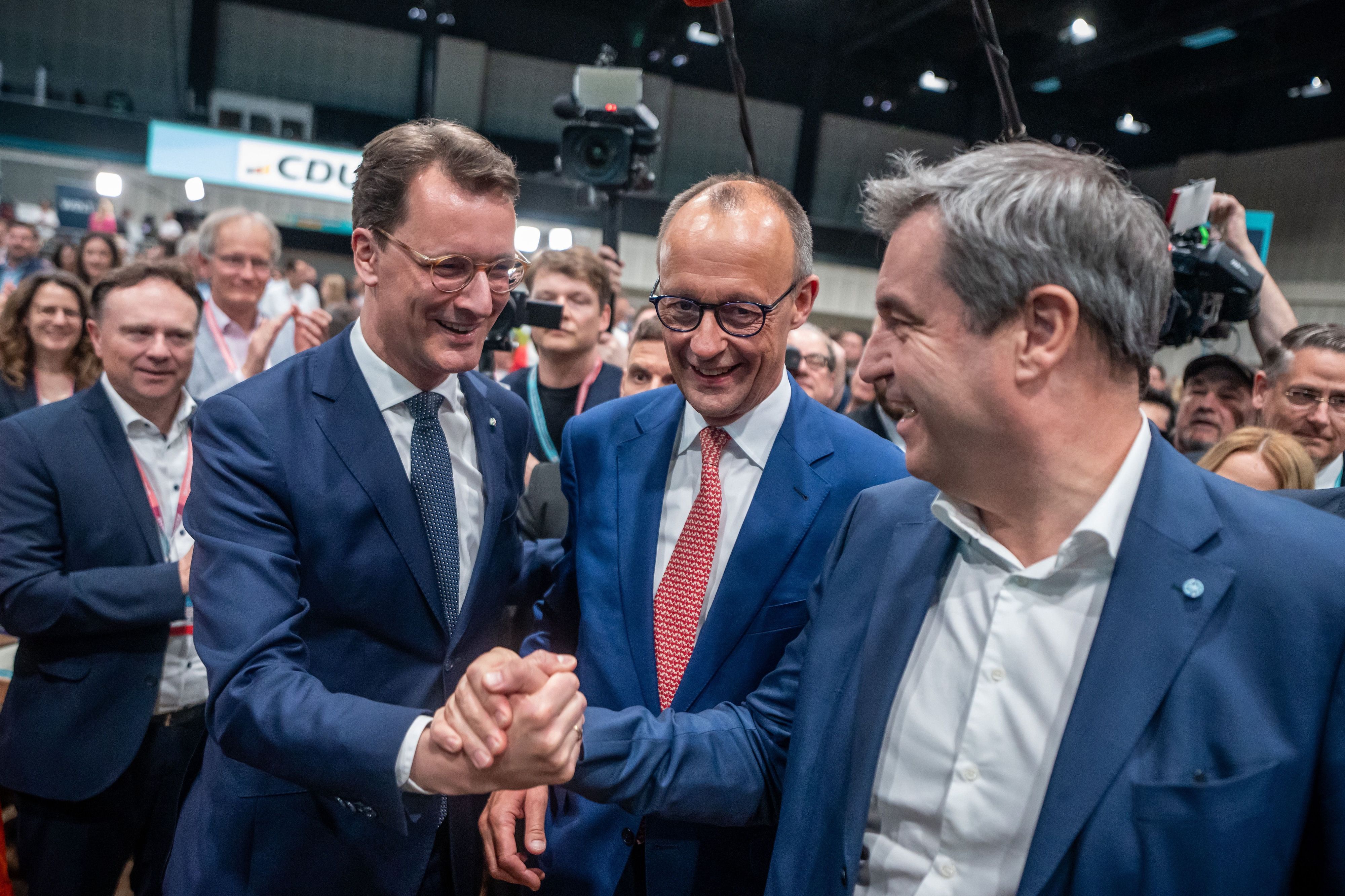 Wer wird nächster Kanzlerkandidat der Union: NRW-Ministerpräsident Hendrik Wüst (CDU, l.), Bayerns Regierungschef Markus Söder (CSU, r.) oder nochmal Friedrich Merz?
