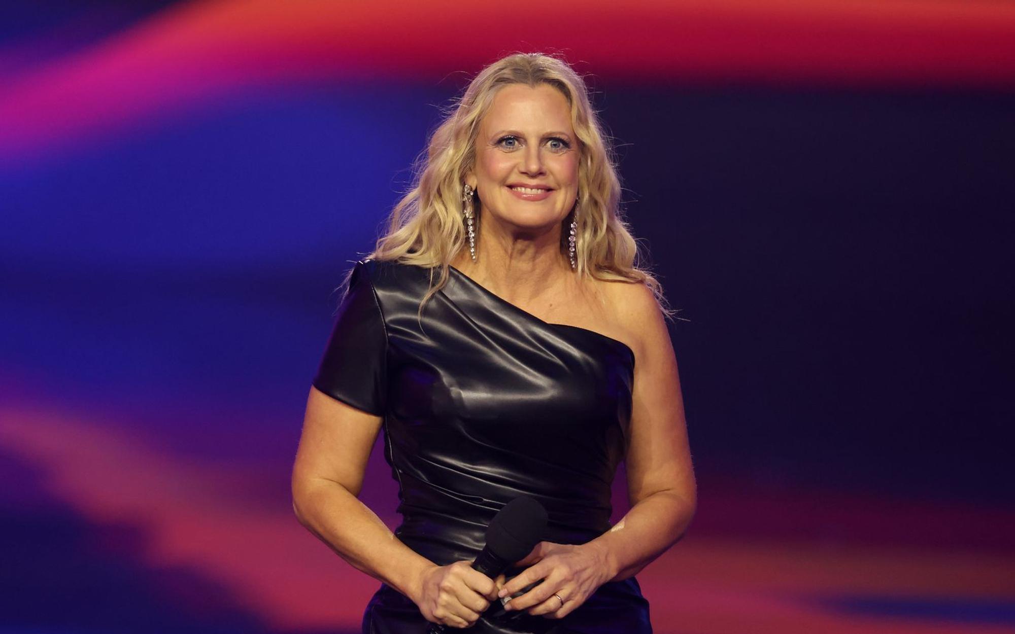 Beruflich wirft sich Barbara Schöneberger gerne in Schale, privat darf's auch mal der Bademantel sein. (Bild: Getty Images / Adam Berry)