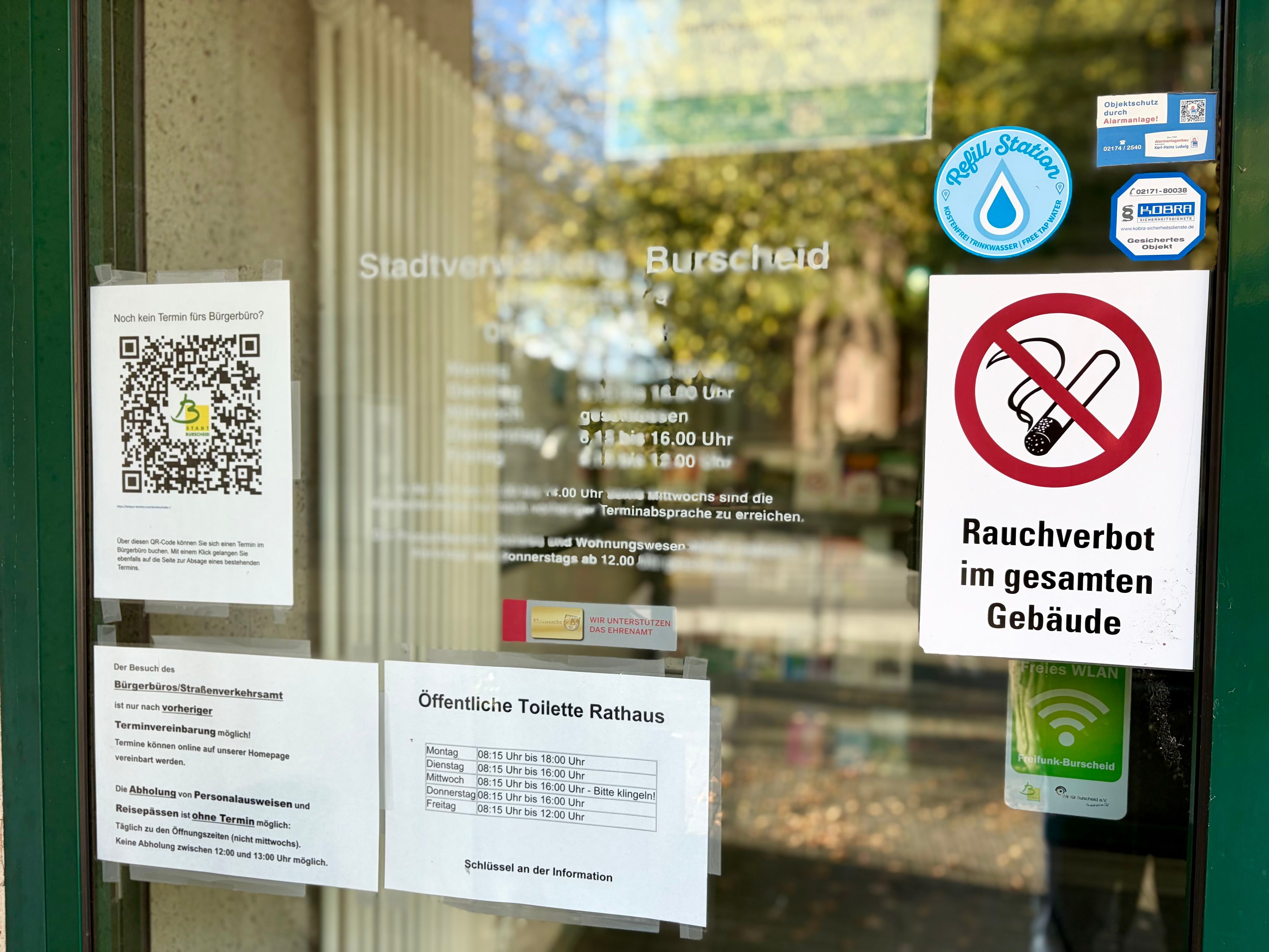 Aufkleber am Eingang des Burscheider Rathauses