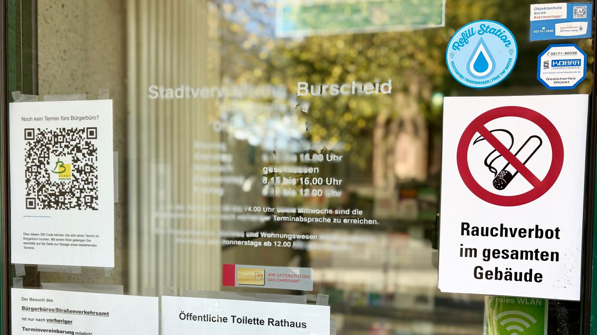 Aufkleber am Eingang des Burscheider Rathauses