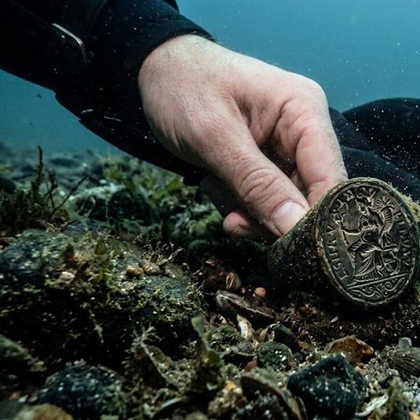 Taucher mit Ring im Meer.