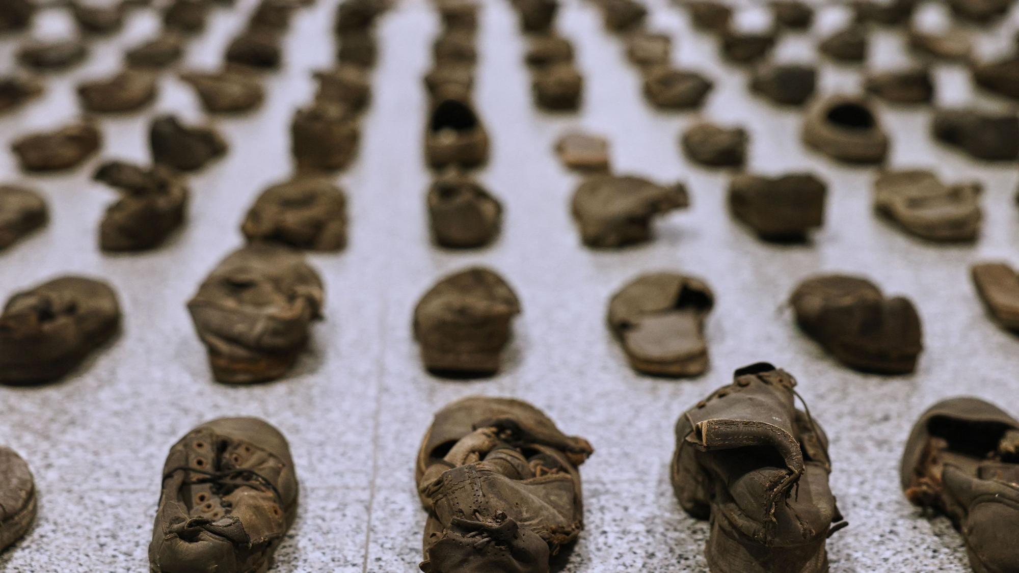 In der Installation „Hand und Fuß“ von Raffael Rheinsberg sind Schuhe und Handschuhe von Zwangsarbeitern aufgereiht.