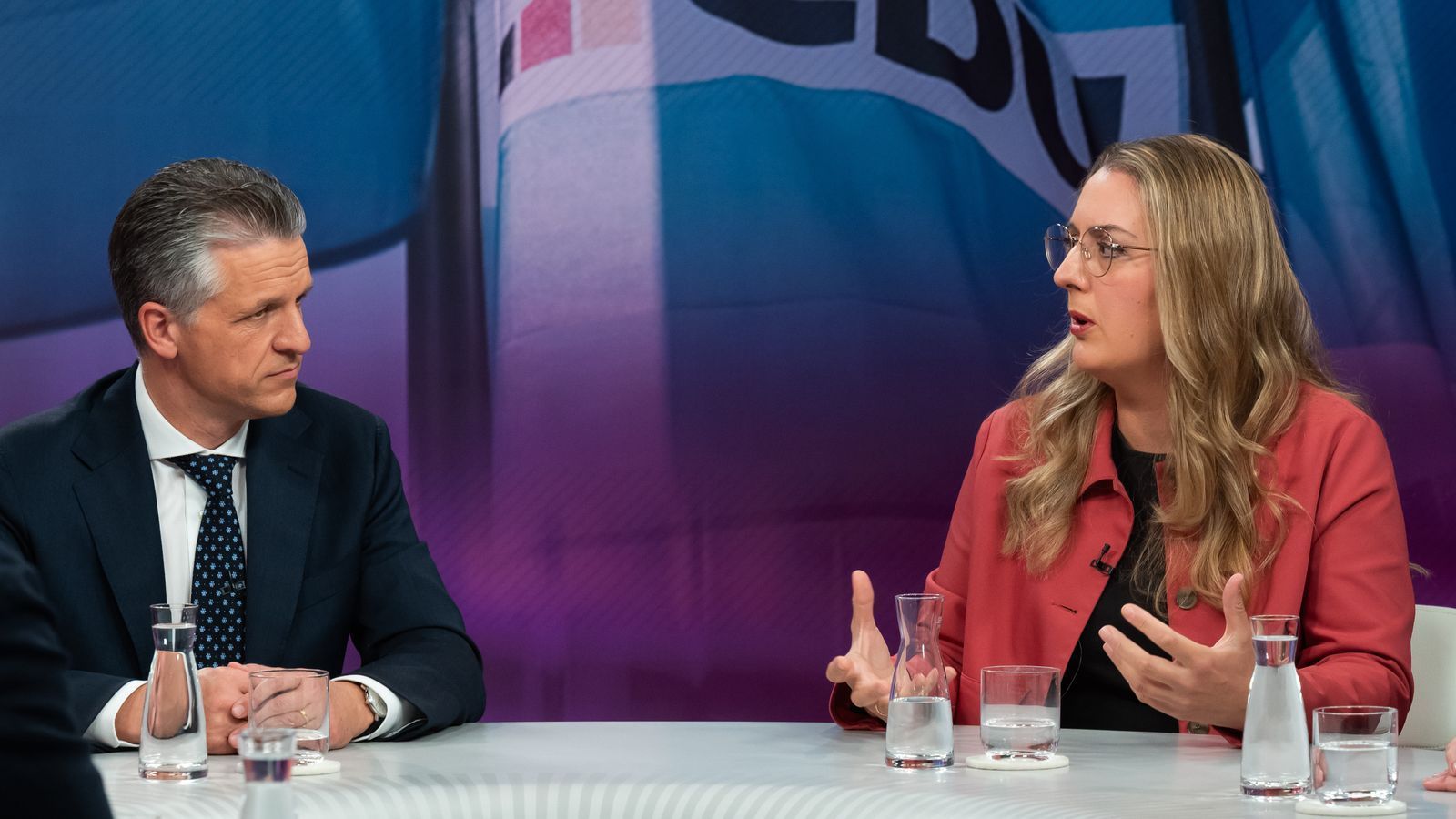 Grünen-Fraktionschef Katharina Dröge warf dem Kanzler das Verbreiten von „Verschwörungstheorien“ vor. Merz hatte die Möglichkeit formuliert, dass bei der Landtagspräsidentenwahl in Magdeburg auch Stimmen der Grünen oder SPD dafür gesorgt haben könnten, den AfD-Politiker Tobias Rausch ins Amt zu verhelfen. (Bild: ZDF/Jule Roehr )