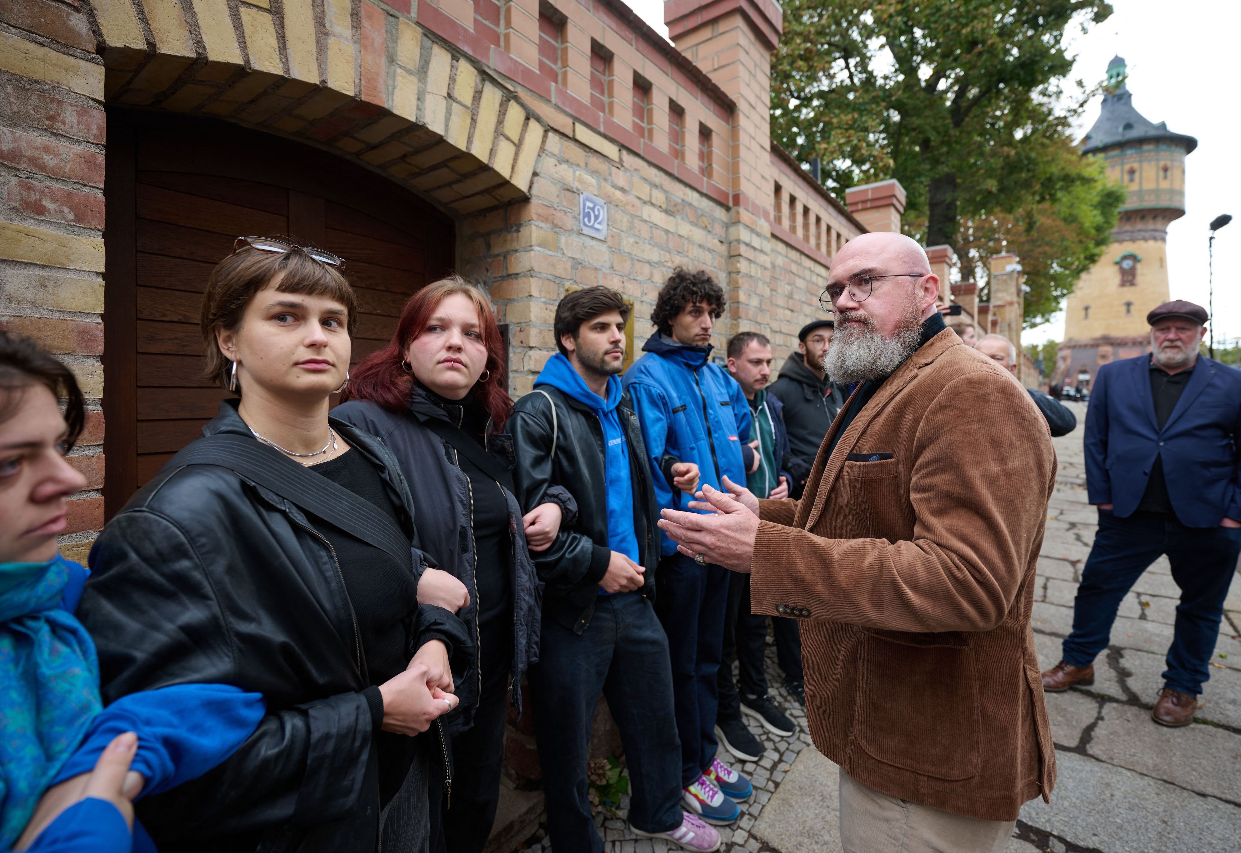 Vertreter der Jüdischen Studierendenunion Deutschlands versperren Hans-Thomas Tillschneider (AfD, 2.v.r.) den Eingang zur Synagoge in Halle/Saale.