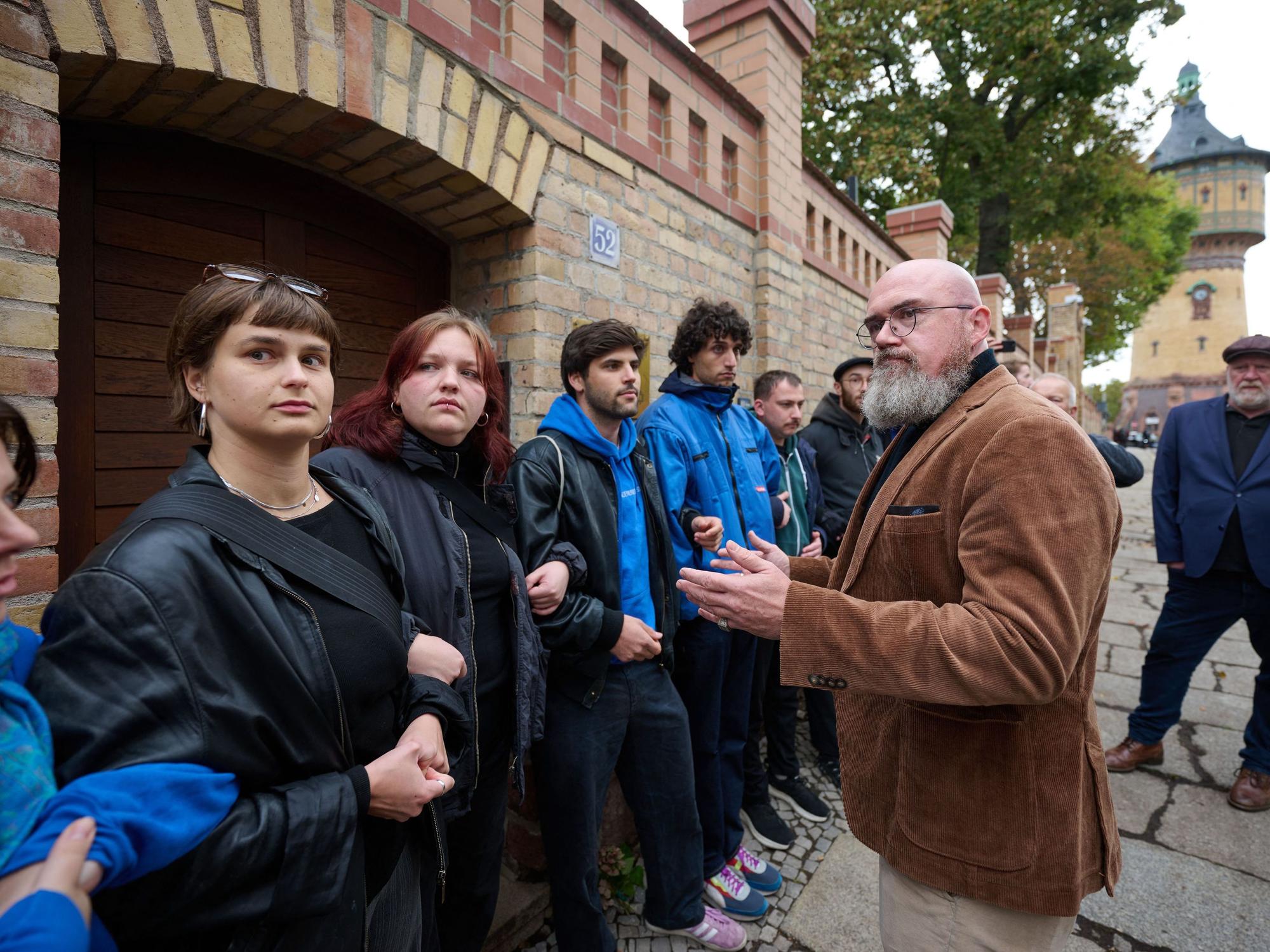 Vertreter der Jüdischen Studierendenunion Deutschlands versperren Hans-Thomas Tillschneider (AfD, 2.v.r.) den Eingang zur Synagoge in Halle/Saale.