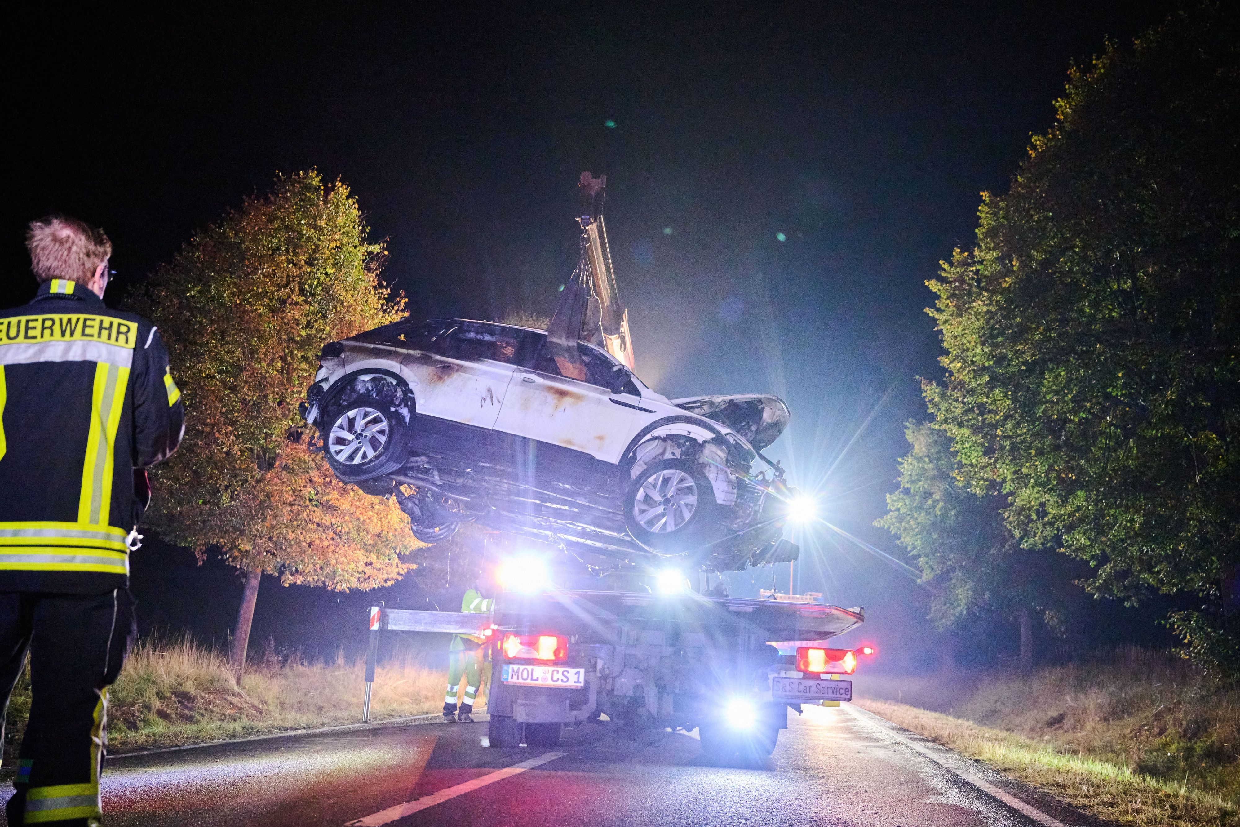Ein Abschleppen hebt ein verbranntes Auto auf seinen Transporter