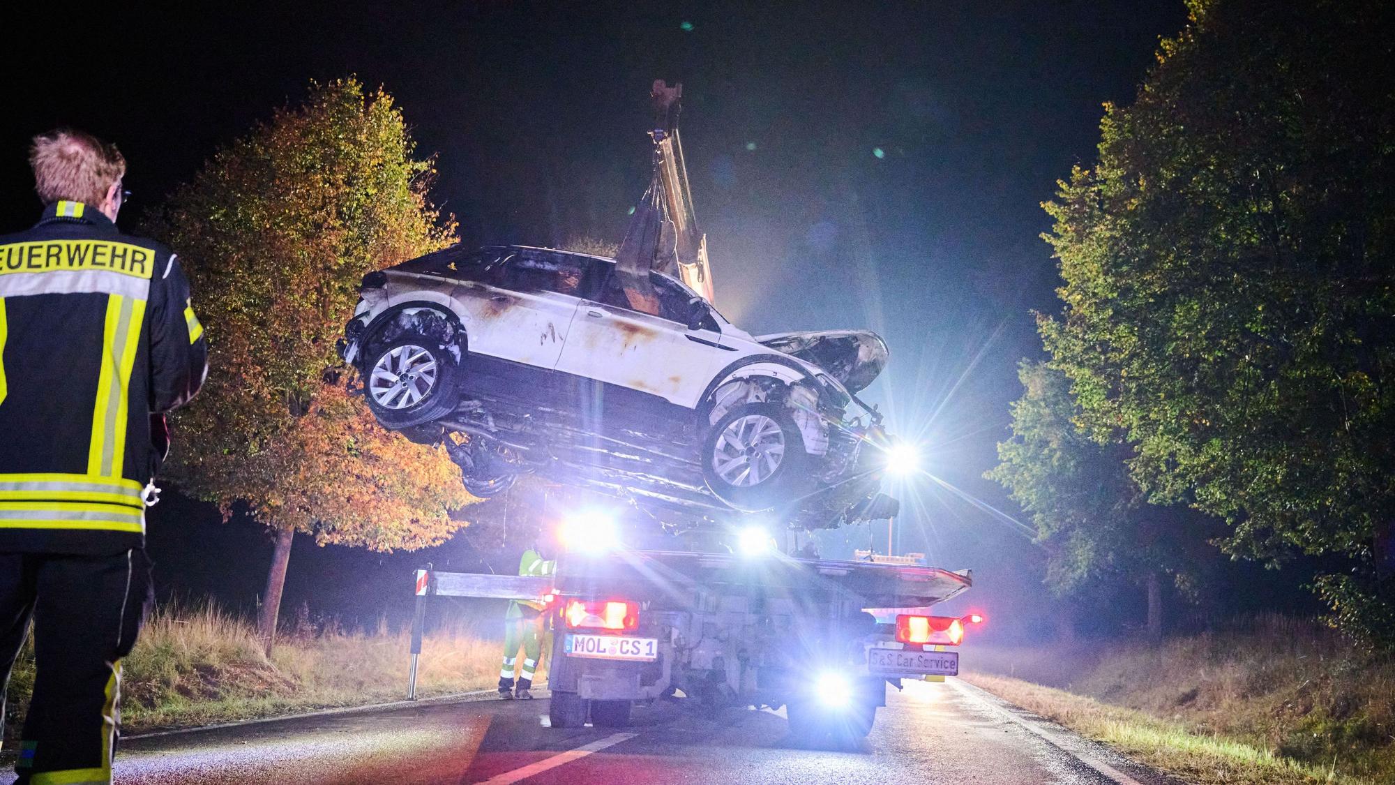 Ein Abschleppen hebt ein verbranntes Auto auf seinen Transporter