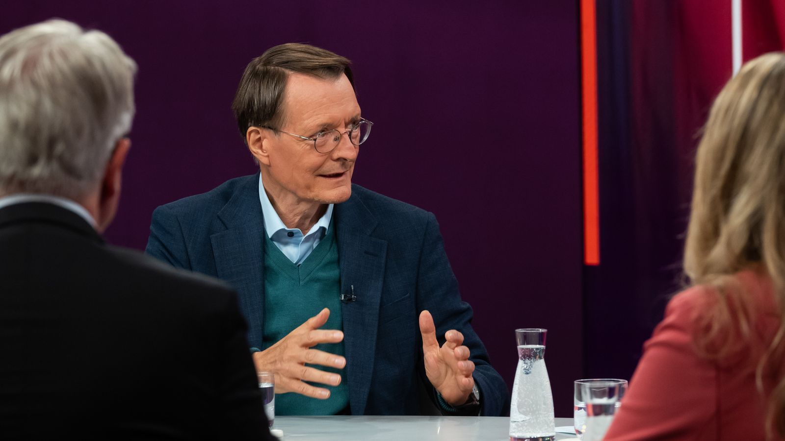 Karl Lauterbach beschwor vielfach die Einigkeit der Regierungskoalition, teilte aber dennoch gegen die Rentenpläne aus. (Bild: ZDF/Jule Roehr )