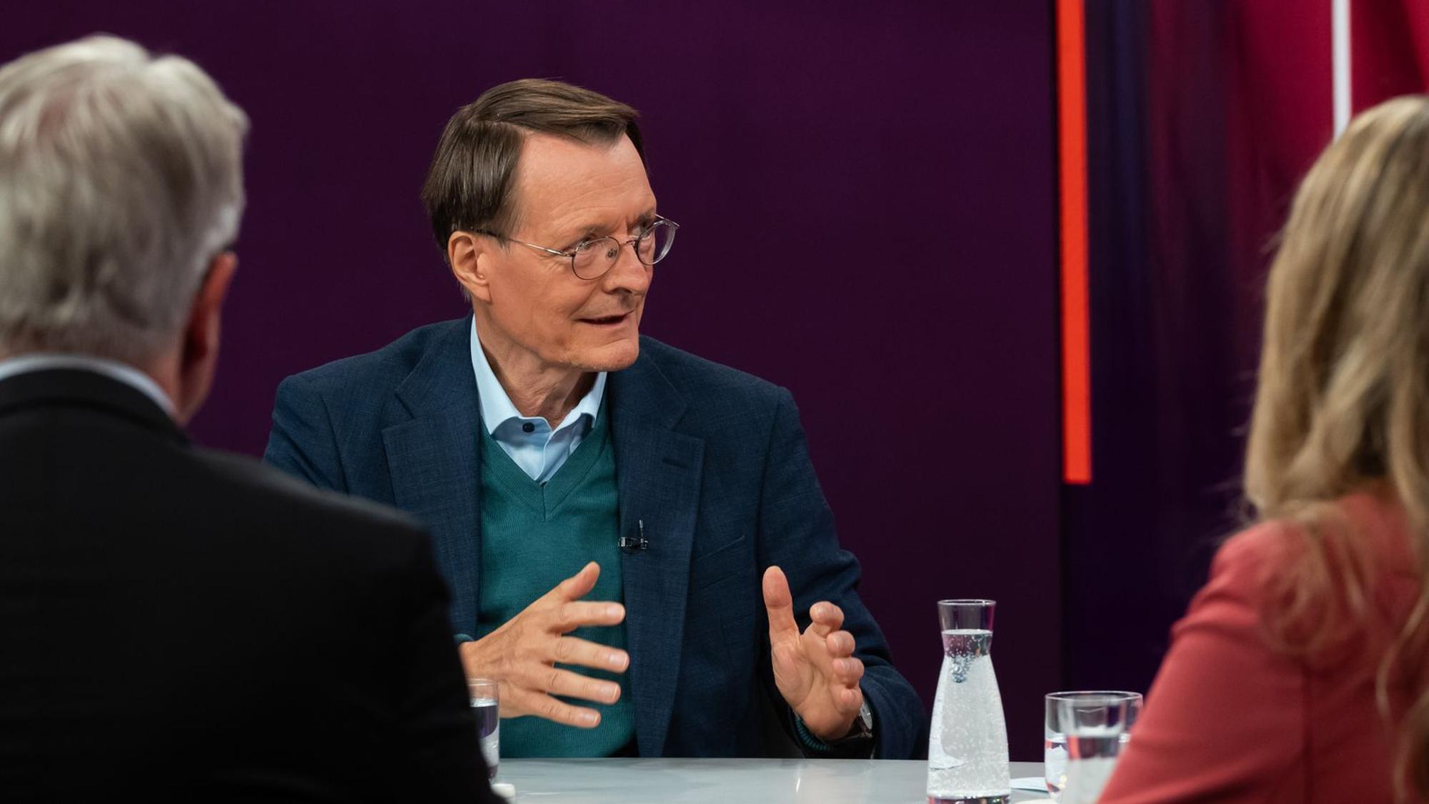 Karl Lauterbach beschwor vielfach die Einigkeit der Regierungskoalition, teilte aber dennoch gegen die Rentenpläne aus. (Bild: ZDF/Jule Roehr )