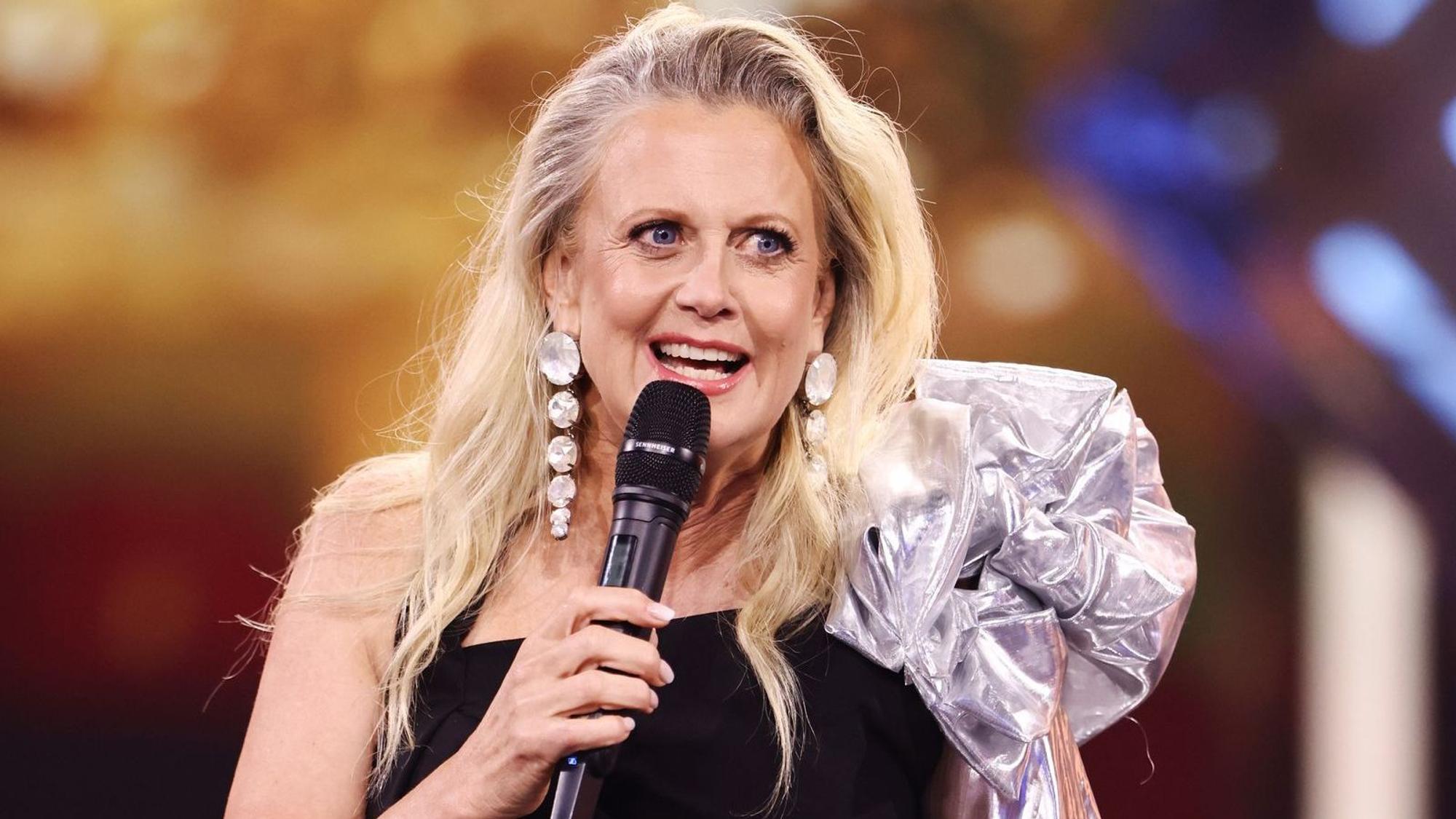 Barbara Schöneberger in ihrem Element: Als Moderatorin großer Galas, wie hier beim Deutschen Fernsehpreis 2026, überzeugt sie seit Jahren. (Bild: 2026 Getty Images/Joshua Sammer)