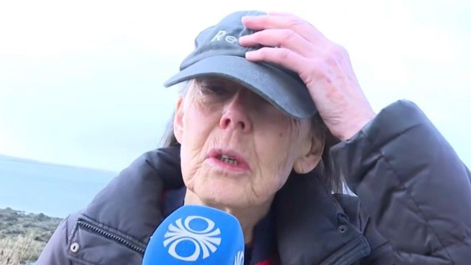 Die frischgebackene Preisträgerin Anne Carson durchgeblasen vom isländischen Wind