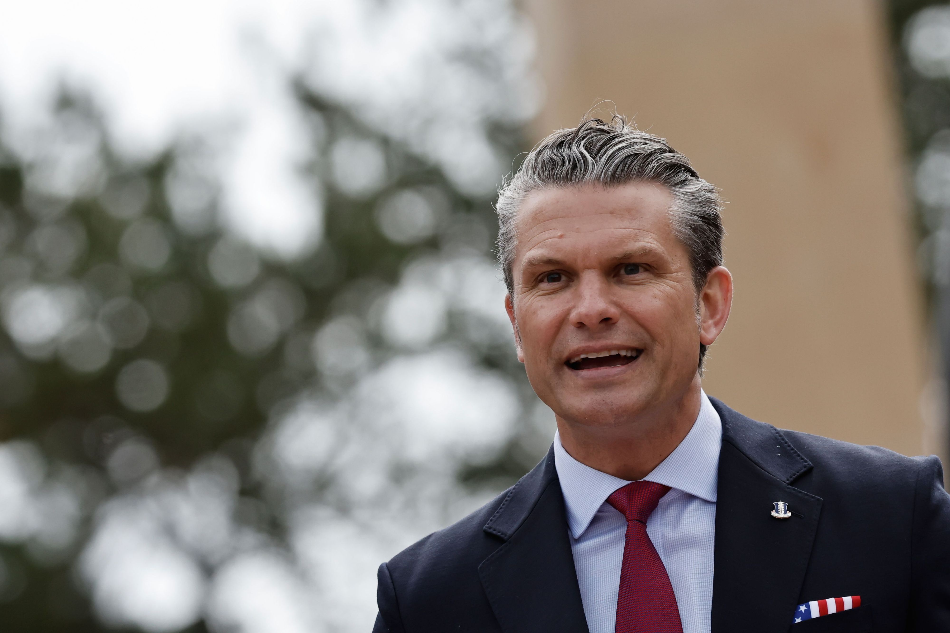US-Verteidigungsminister Pete Hegseth hält eine Rede auf dem US-Friedhof in der Normandie anlässlich des 82. Jahrestages der D-Day-Landung in Colleville-sur-Mer.