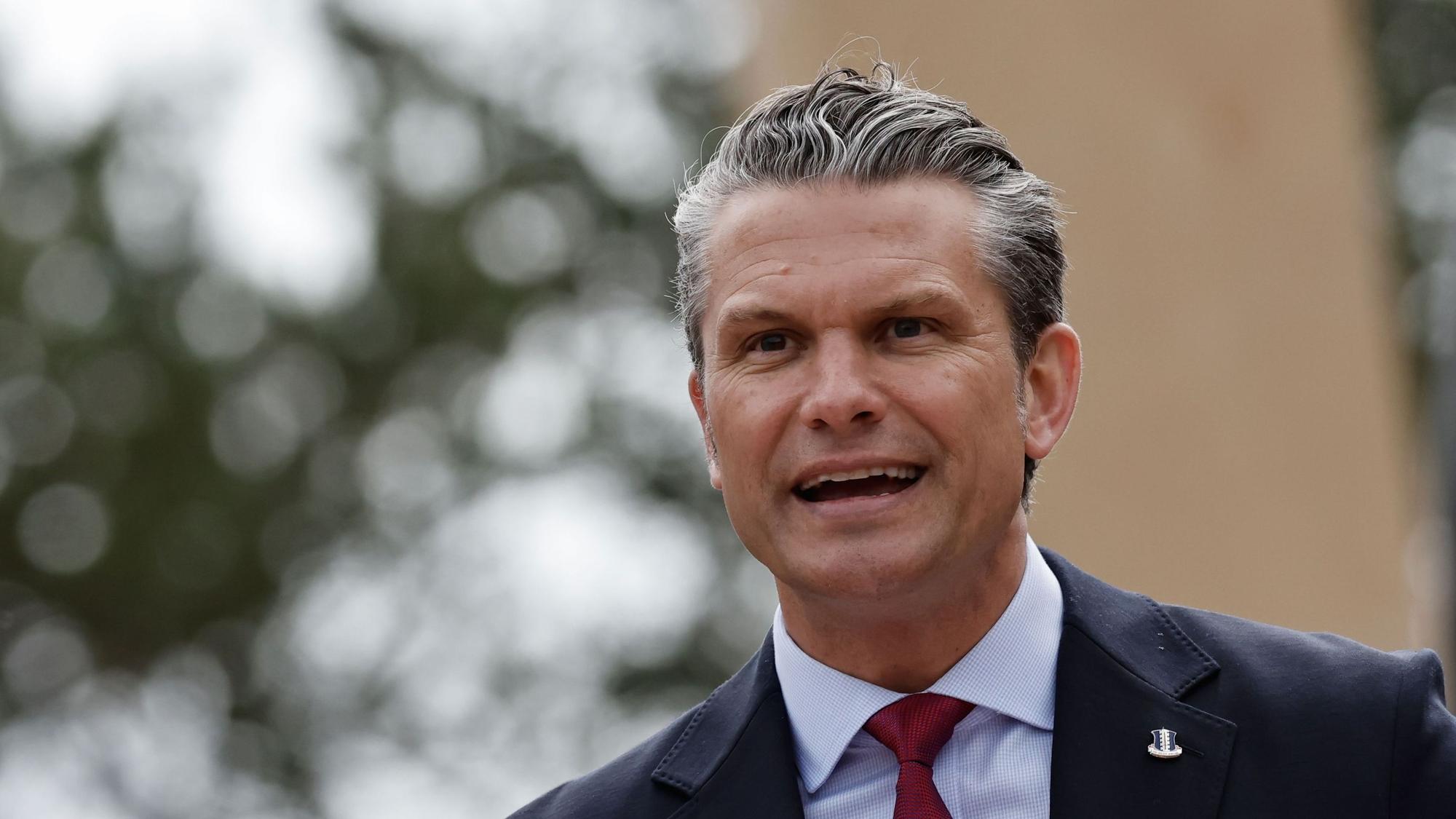 US-Verteidigungsminister Pete Hegseth hält eine Rede auf dem US-Friedhof in der Normandie anlässlich des 82. Jahrestages der D-Day-Landung in Colleville-sur-Mer.