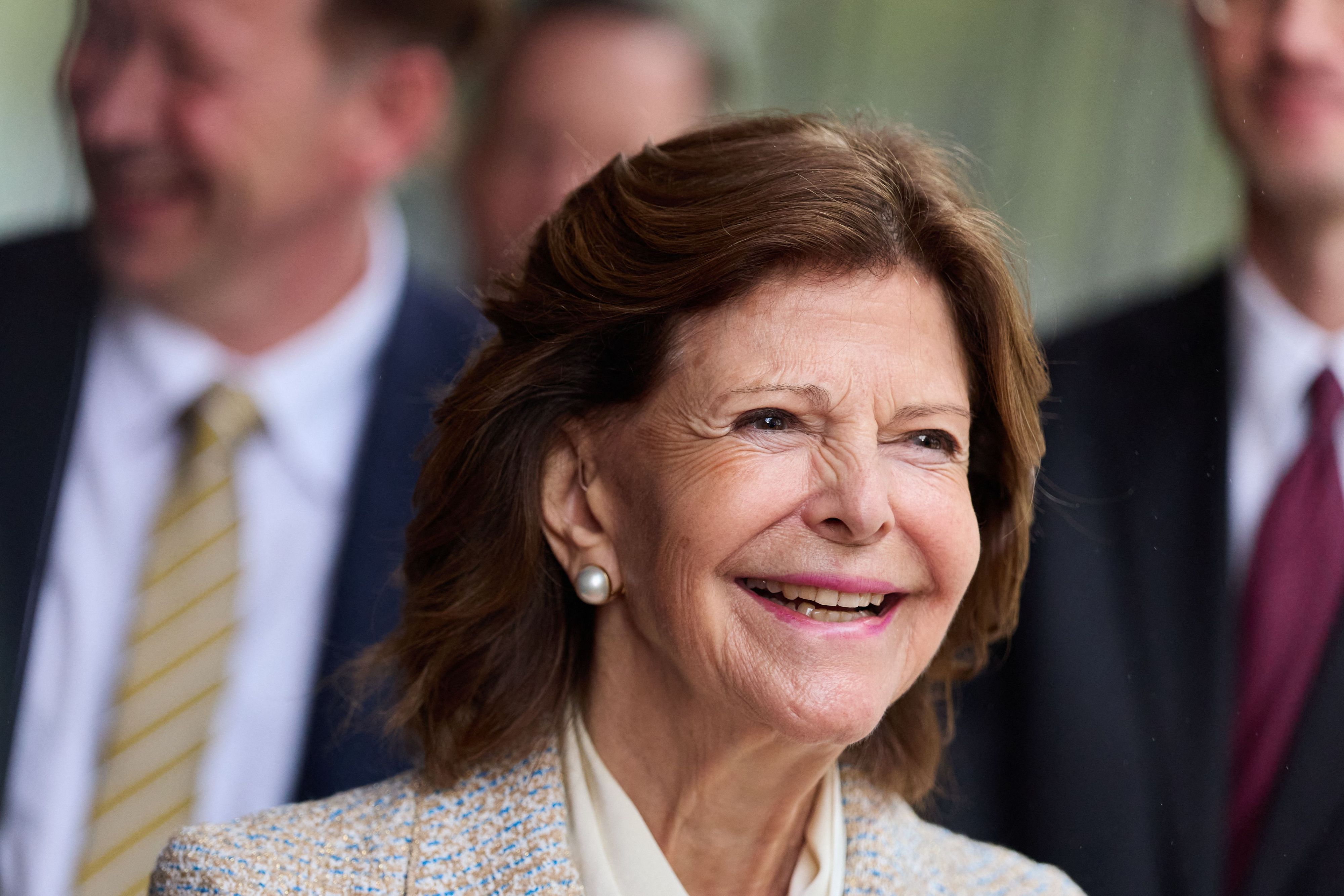Königin Silvia von Schweden verlässt nach der Eröffnung das Luisen-Gymnasium. Das Luisen-Gymnasium in Düsseldorf, das die Königin in ihrer Schulzeit besuchte, befindet sich jetzt in einem Neubau an einem anderen Standort.
