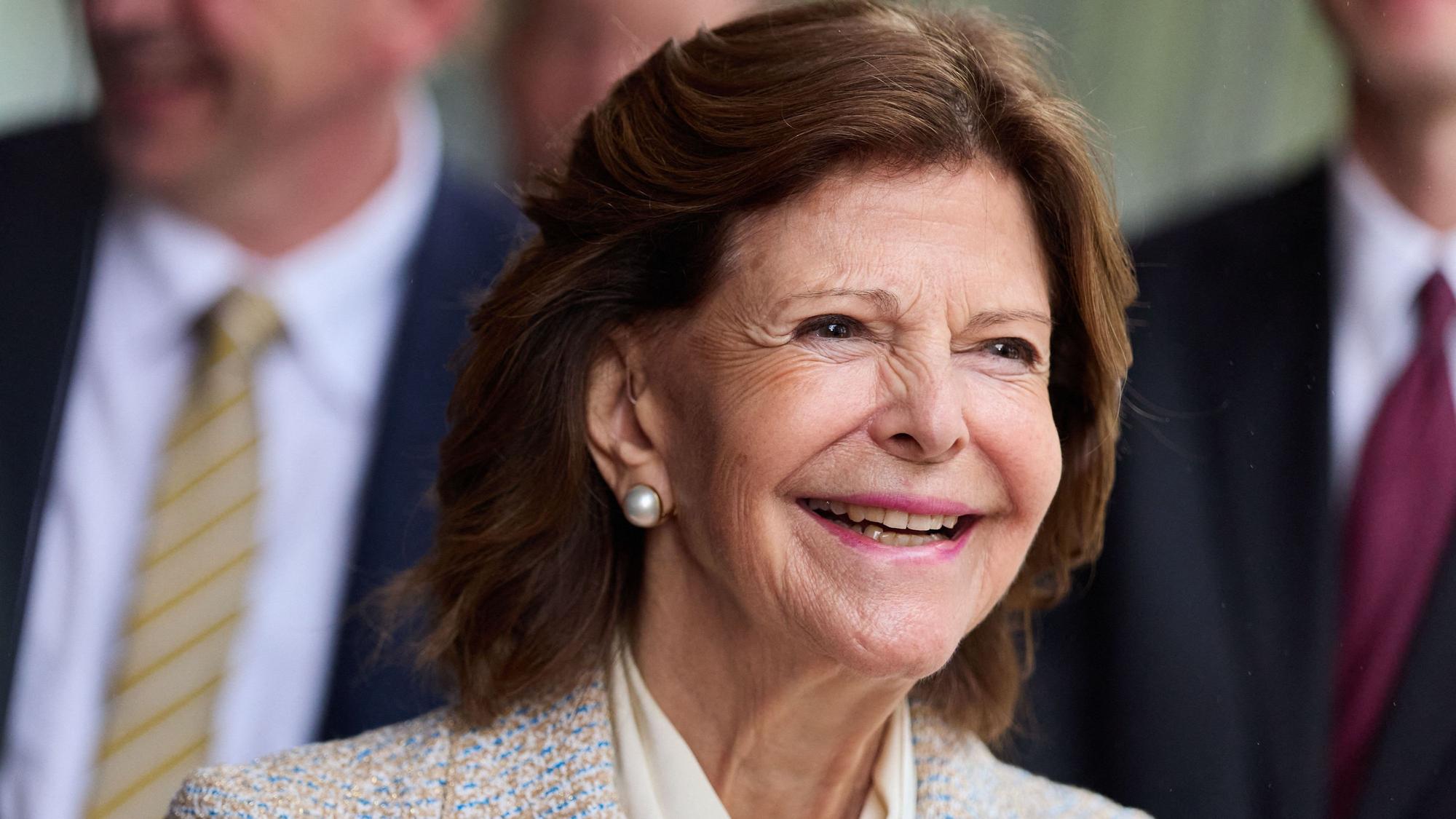 Königin Silvia von Schweden verlässt nach der Eröffnung das Luisen-Gymnasium. Das Luisen-Gymnasium in Düsseldorf, das die Königin in ihrer Schulzeit besuchte, befindet sich jetzt in einem Neubau an einem anderen Standort.