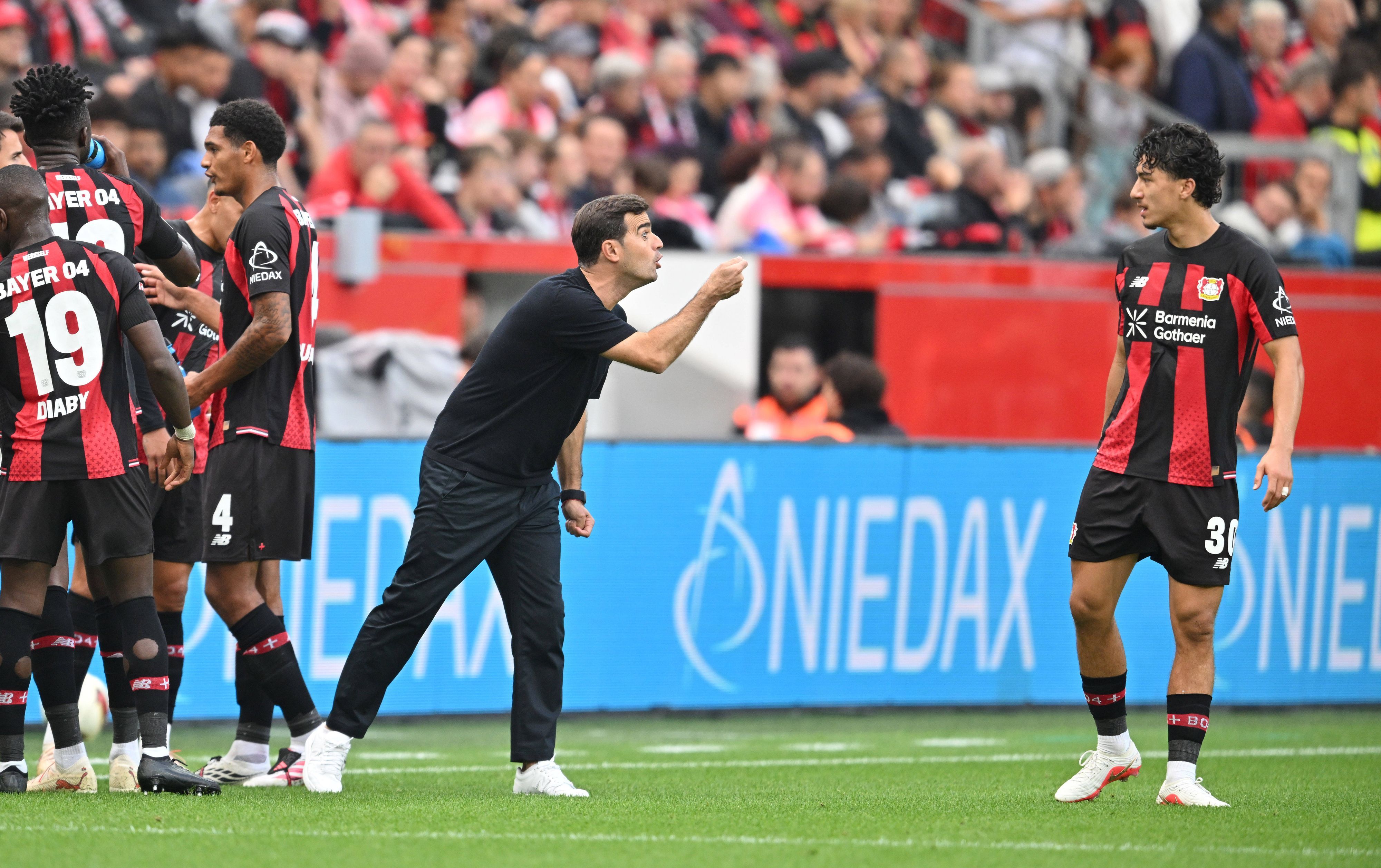 Trainer Carles Martinez Bayer Leverkusen gibt Anweisungen, r. Ibrahim Maza Bayer Leverkusen, Fussball 1. Bundesliga, 4.Spieltag, Bayer 04 Leverkusen - RB Leipzig, am 20.09.2026 in Leverkusen/ Deutschland. DFL regulations prohibit any use of photographs as image sequences and/or quasi-video ÃÂ *** Coach Carles Martinez of Bayer Leverkusen gives instructions to Ibrahim Maza of Bayer Leverkusen, Soccer, 1. Bundesliga, Matchday 4, Bayer 04 Leverkusen vs. RB Leipzig, on September 20, 2026, in Leverkusen, Germany. DFL regulations prohibit any use of photographs as image sequences and/or quasi-video.