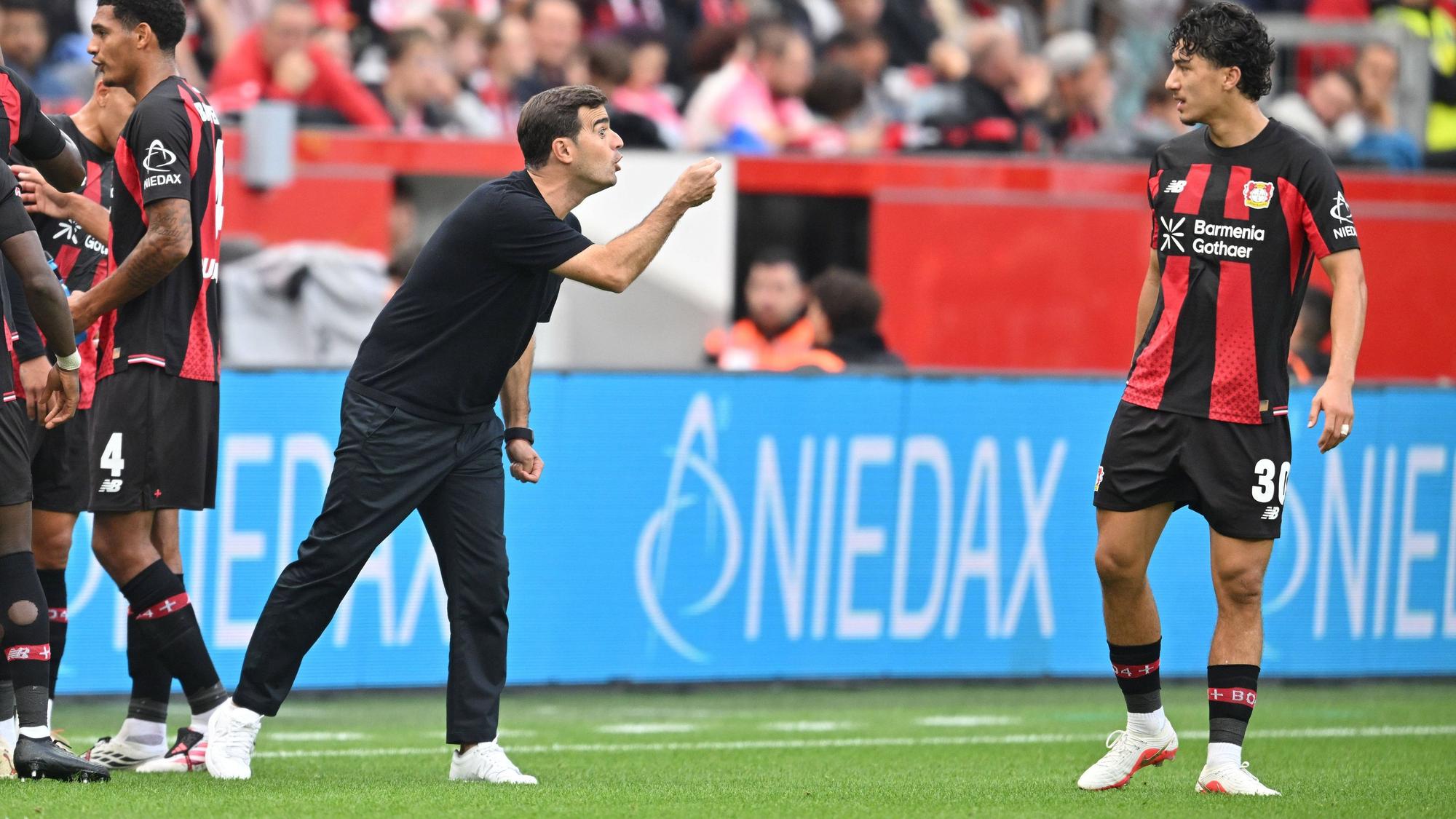 Trainer Carles Martinez Bayer Leverkusen gibt Anweisungen, r. Ibrahim Maza Bayer Leverkusen, Fussball 1. Bundesliga, 4.Spieltag, Bayer 04 Leverkusen - RB Leipzig, am 20.09.2026 in Leverkusen/ Deutschland. DFL regulations prohibit any use of photographs as image sequences and/or quasi-video ÃÂ *** Coach Carles Martinez of Bayer Leverkusen gives instructions to Ibrahim Maza of Bayer Leverkusen, Soccer, 1. Bundesliga, Matchday 4, Bayer 04 Leverkusen vs. RB Leipzig, on September 20, 2026, in Leverkusen, Germany. DFL regulations prohibit any use of photographs as image sequences and/or quasi-video.