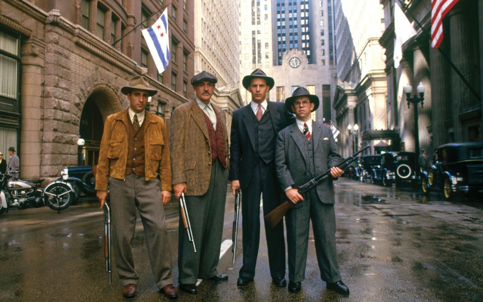 Eine kleine Gruppe von Ermittlern stellt sich der Herausforderung, keinen Geringeren als Gangsterboss Al Capone dingfest zu machen. Von links: George Stone (Andy Garcia), Jim Malone (Sean Connery), Eliot Ness (Kevin Costner) und Oscar Wallace (Charles Martin Smith). (Bild: RBB/ARD Degeto/2025 by Paramount Pictures)