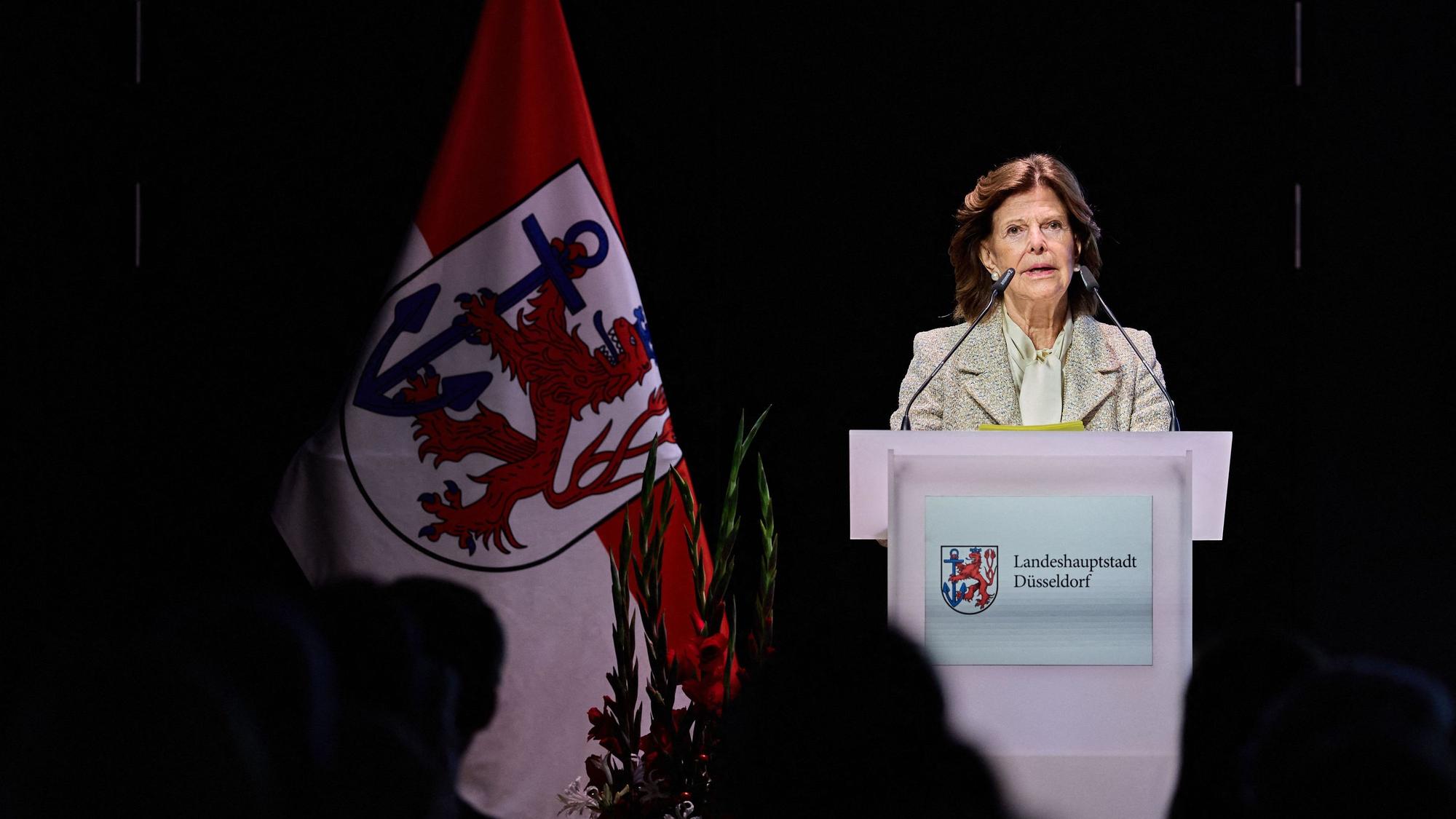 Königin Silvia von Schweden spricht bei der Eröffnung des Luisen-Gymnasiums.