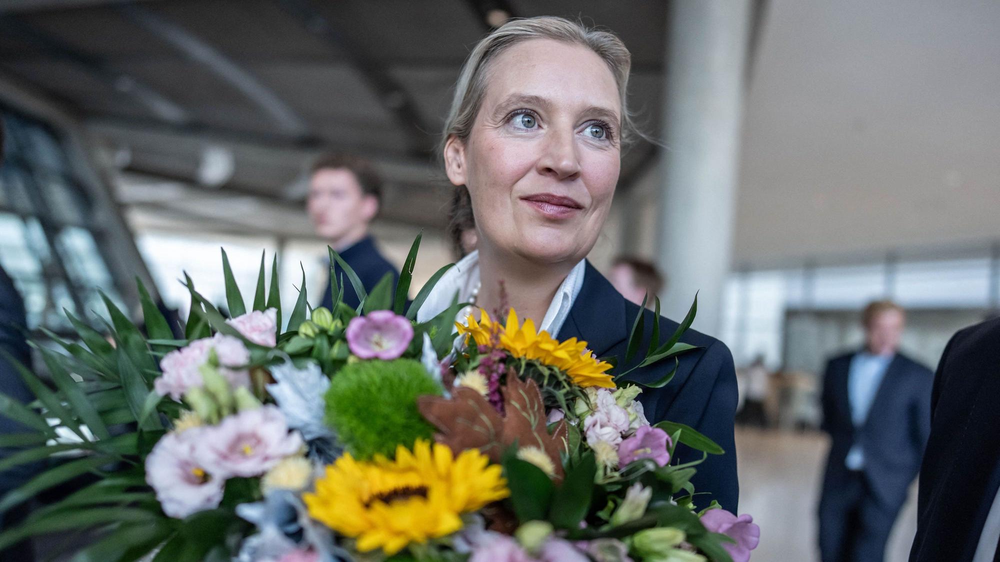 Alice Weidel mit Blumenstrauß.