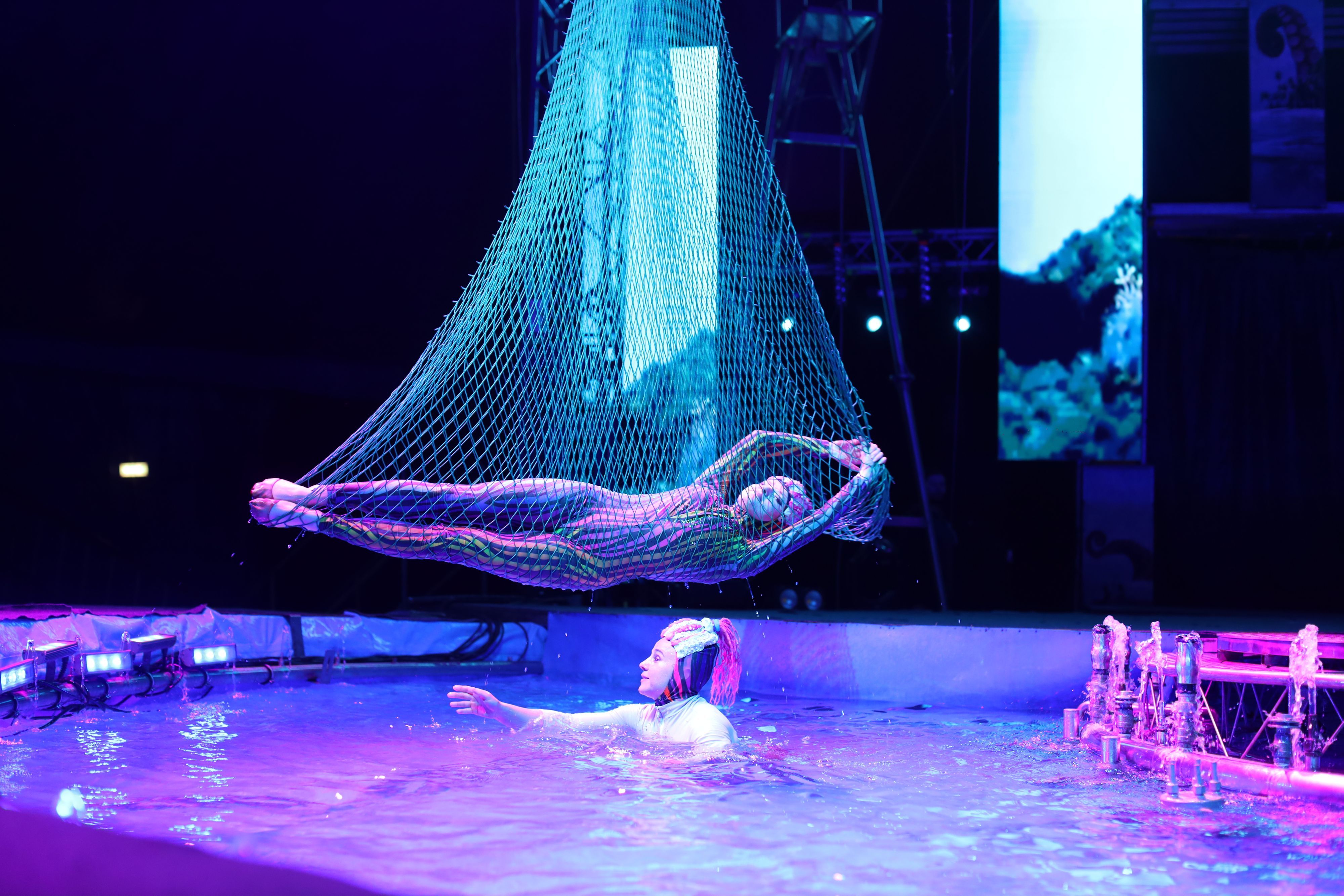 09.10.2026, Köln: 120 Tonnen Wasser in der Manege
Der Waterland-Zirkus aus der Ukraine gastiert erstmals in Köln Foto: Arton Krasniqi