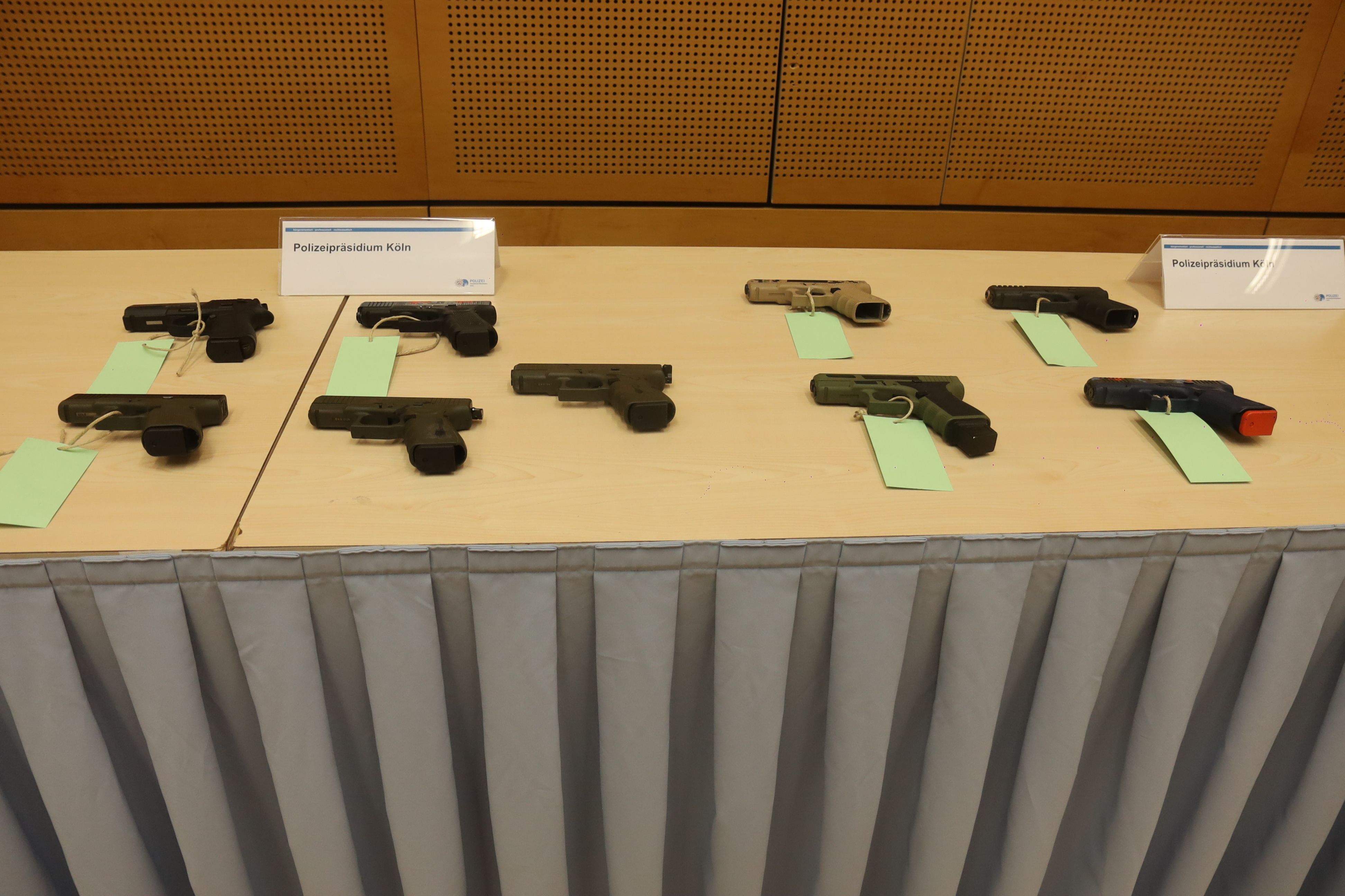 Diese illegalen Schusswaffen wurden am Freitag im Polizeipräsidium in Kalk präsentiert.