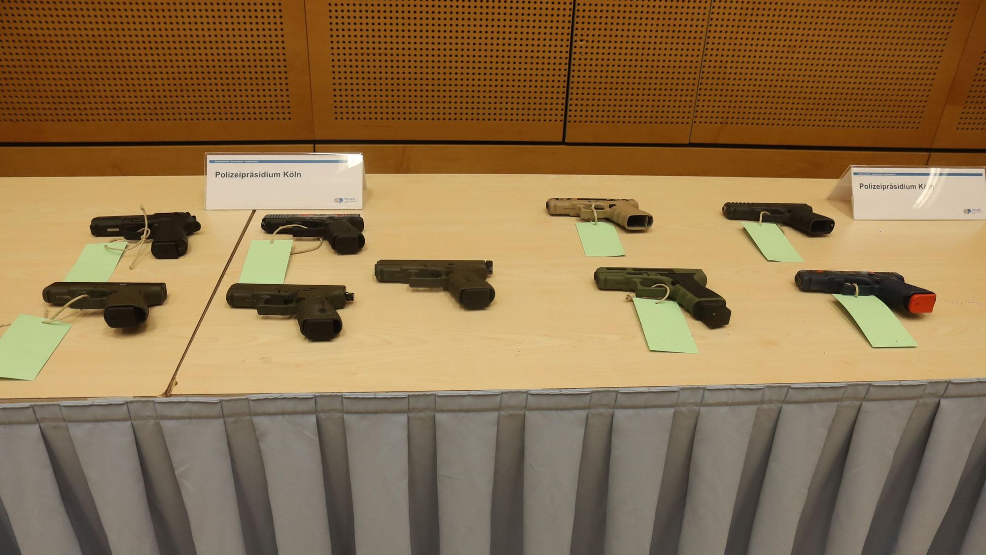 Diese illegalen Schusswaffen wurden am Freitag im Polizeipräsidium in Kalk präsentiert.