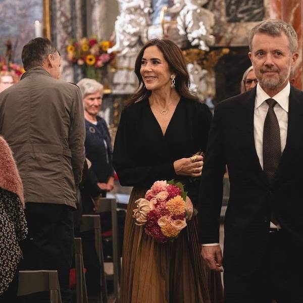 Königin Mary setzte neben König Frederik mit ihrem Look auf eine Kombination aus klassischen Schnitten und modischen Details.
