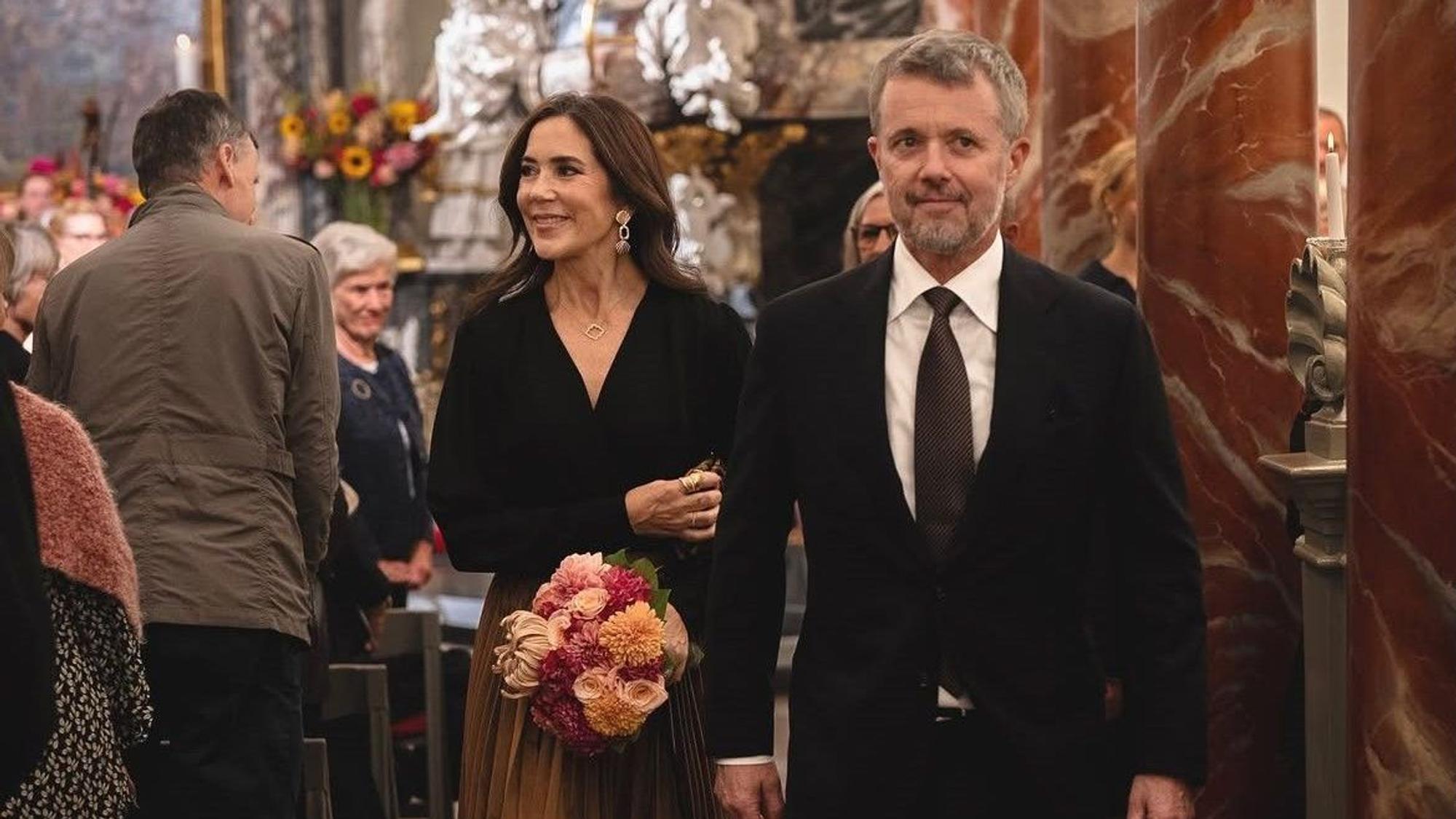 Königin Mary setzte neben König Frederik mit ihrem Look auf eine Kombination aus klassischen Schnitten und modischen Details.