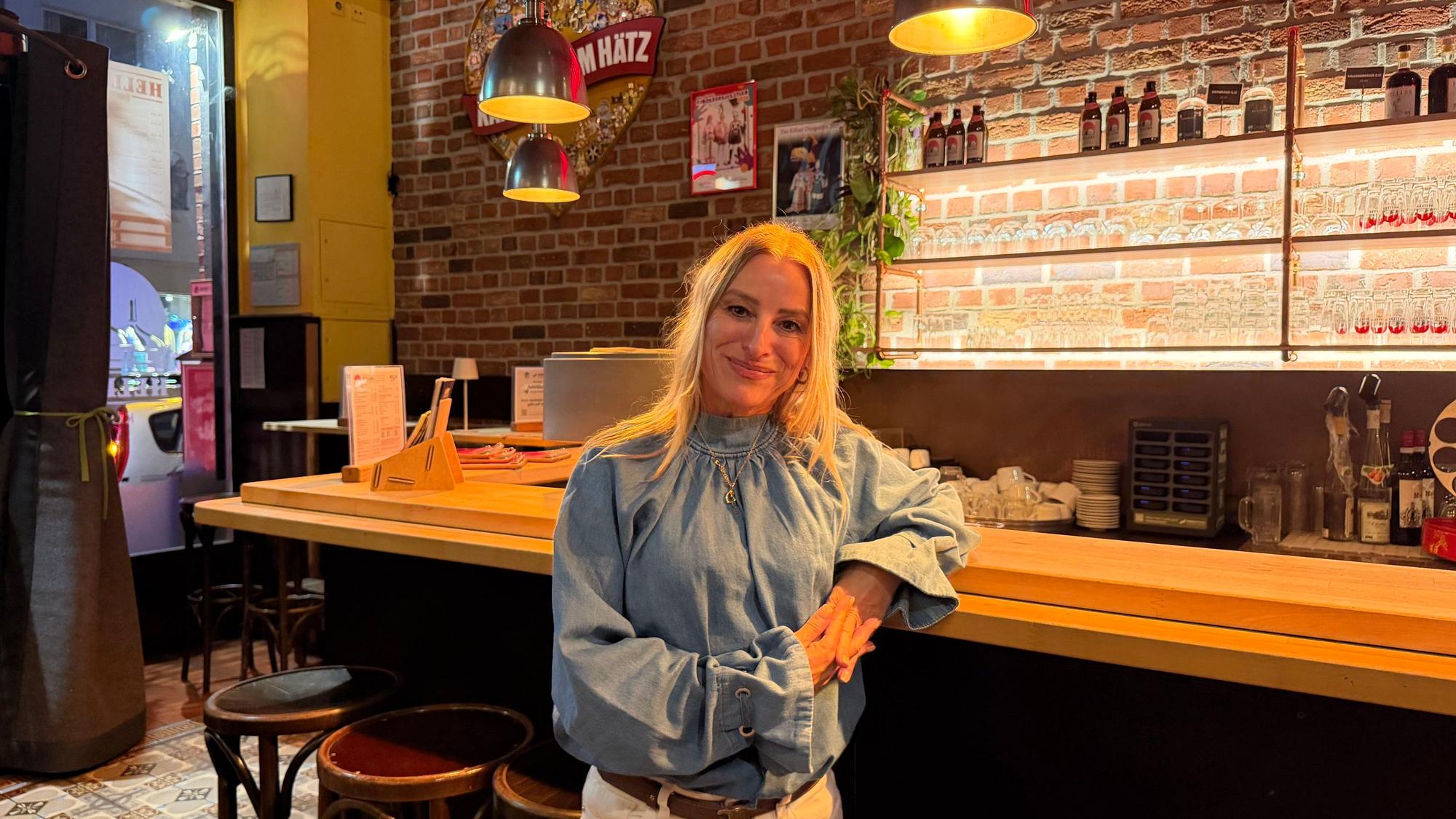 Autorin Sylvia Deloy steht an der Theke des Brauhauses.