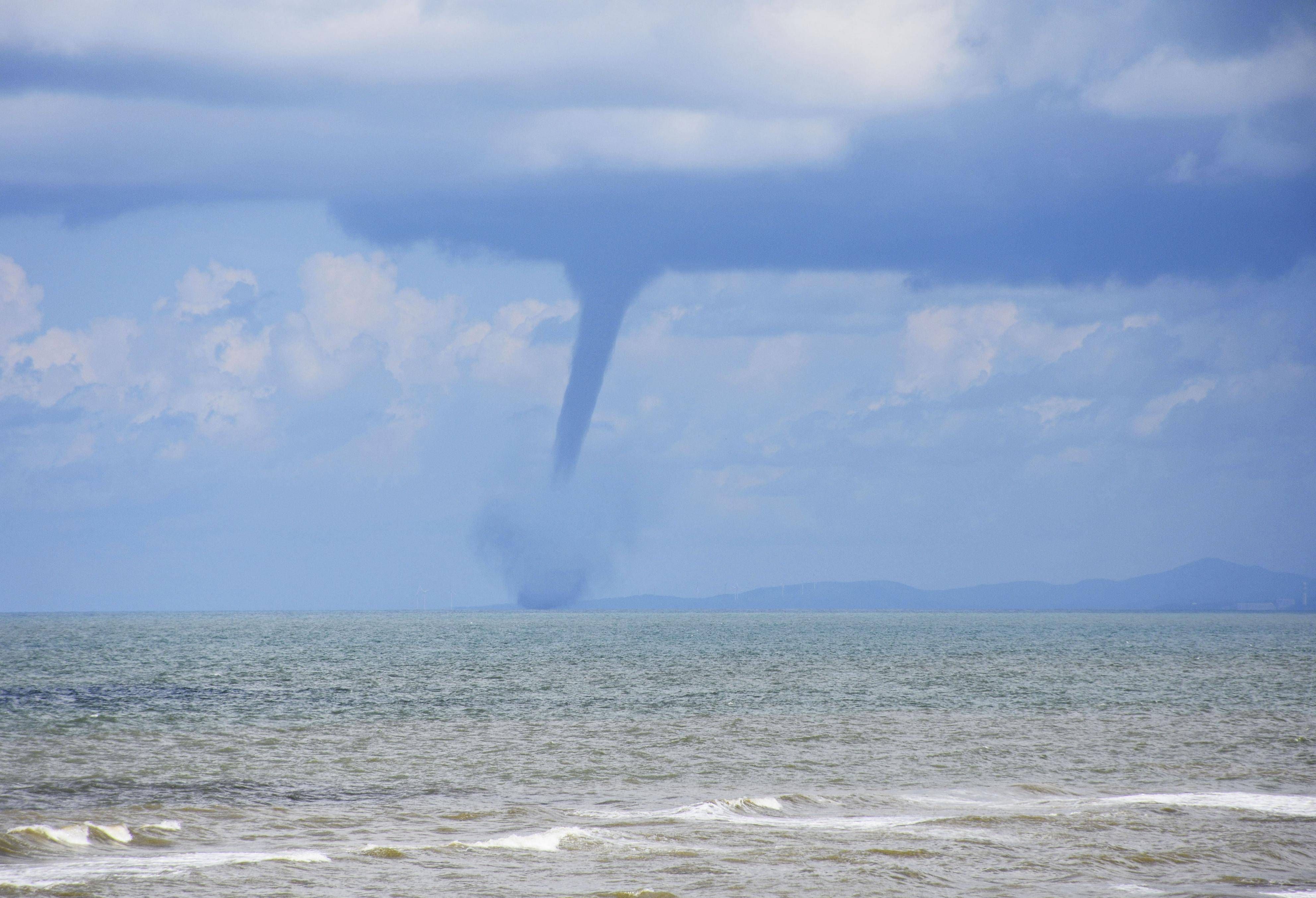 Ein Tornado auf dem Meer.