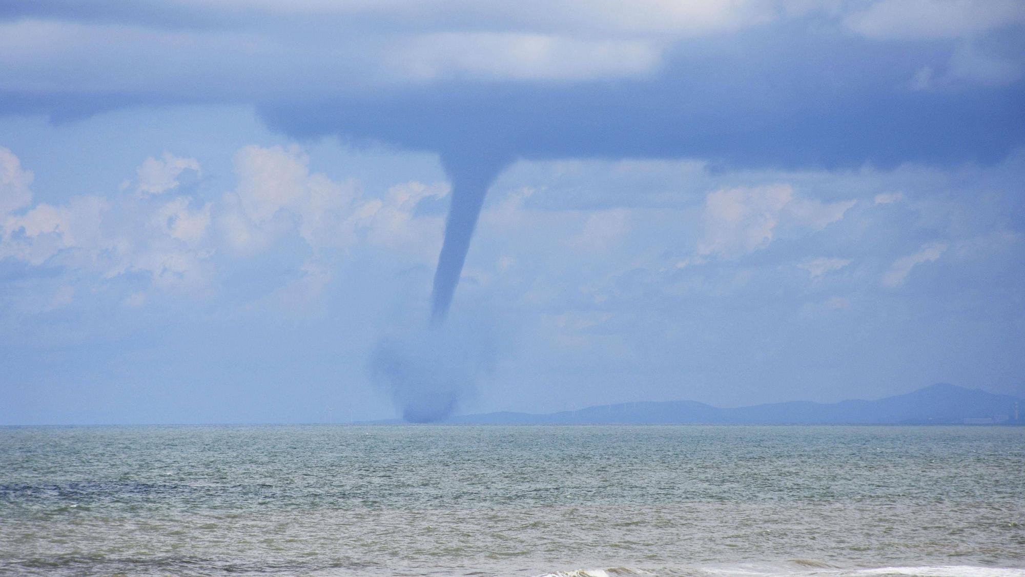 Ein Tornado auf dem Meer.