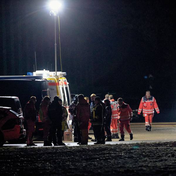 Polizeikräfte sind bei Berngau in der Nacht im Einsatz.