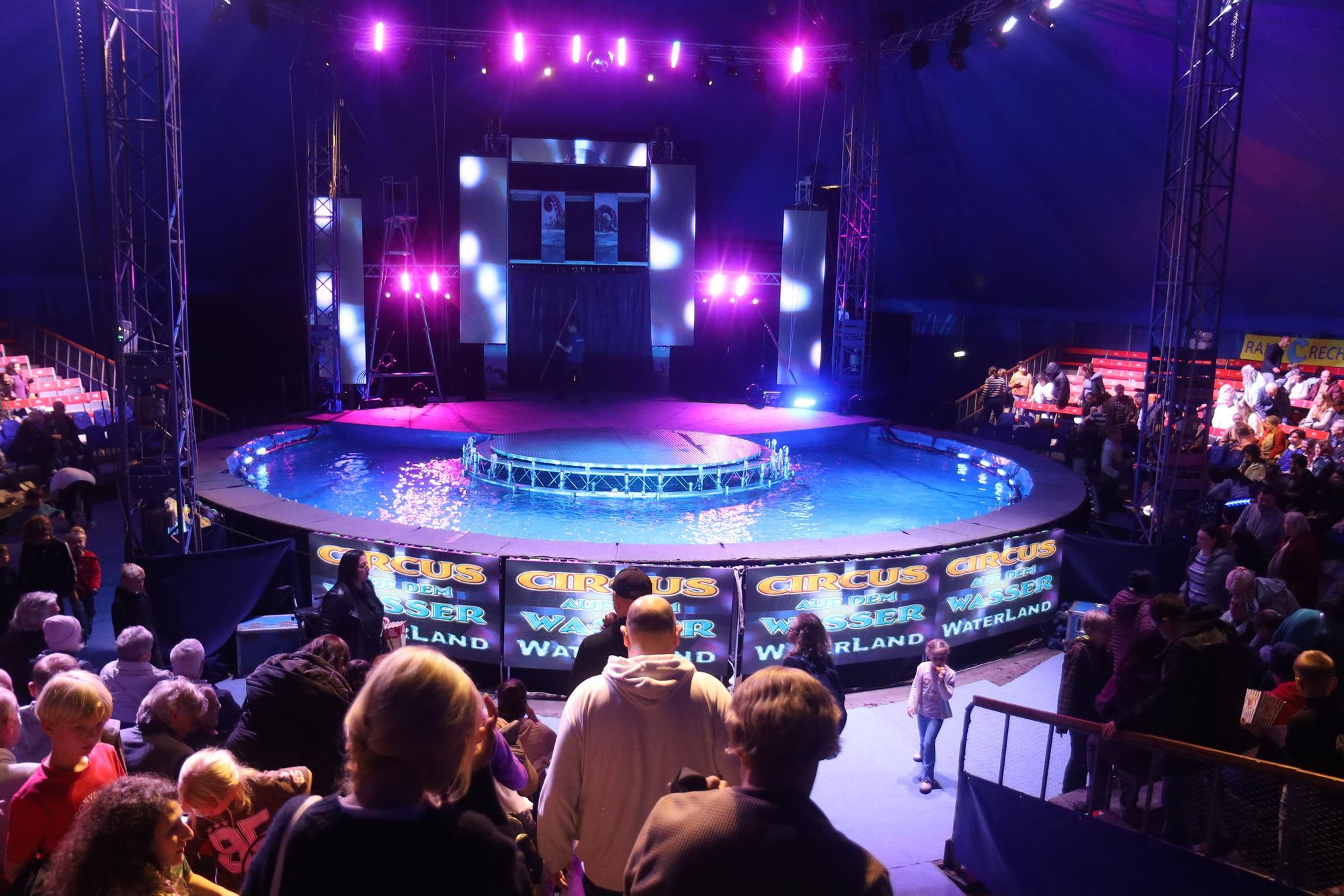 09.10.2026, Köln: 120 Tonnen Wasser in der Manege
Der Waterland-Zirkus aus der Ukraine gastiert erstmals in Köln Foto: Arton Krasniqi