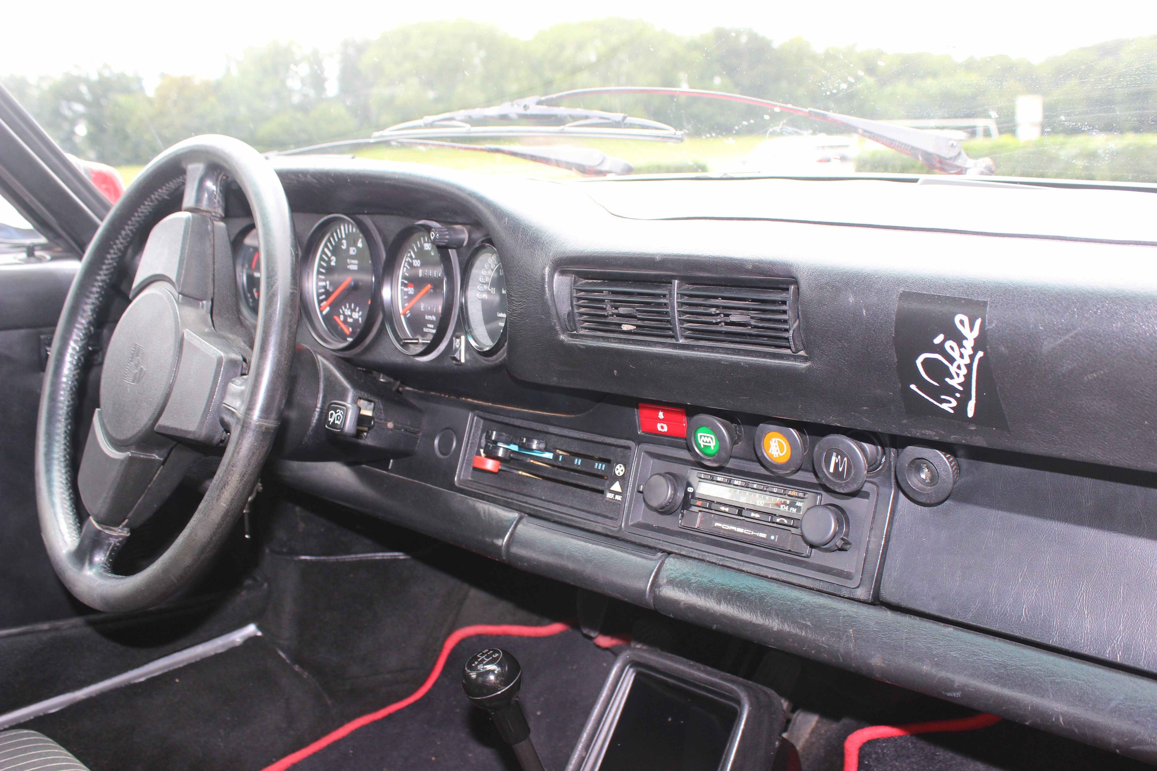Auch im Inneren hat Rallyeweltmeister Walter Röhrl seine Spuren hinterlassen.