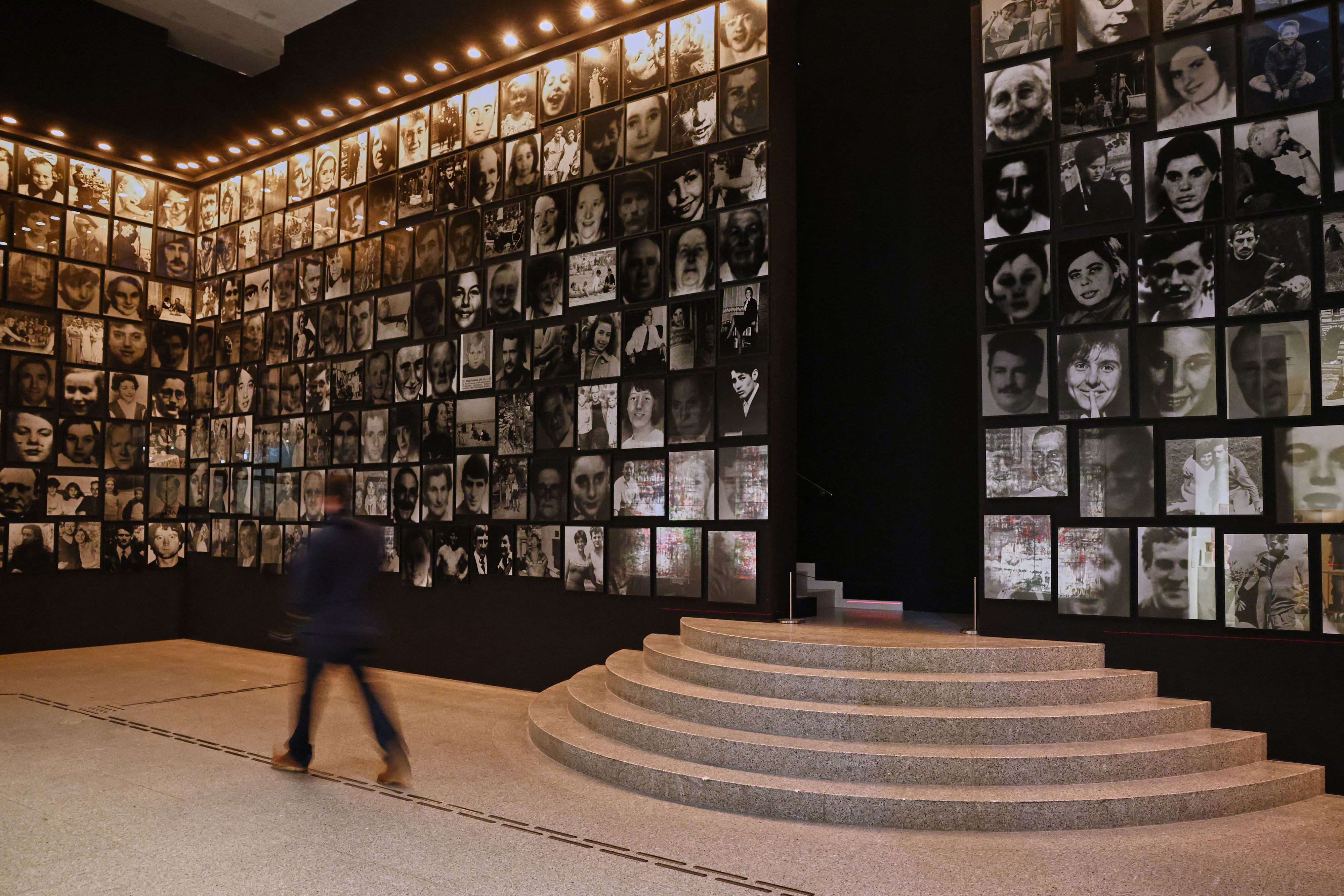 09.10.2026, Nordrhein-Westfalen, Bonn: Porträt-Fotografien von Christian Boltanski hängen als Installation mit dem Titel „Menschlich“ in der Bundeskunsthalle.