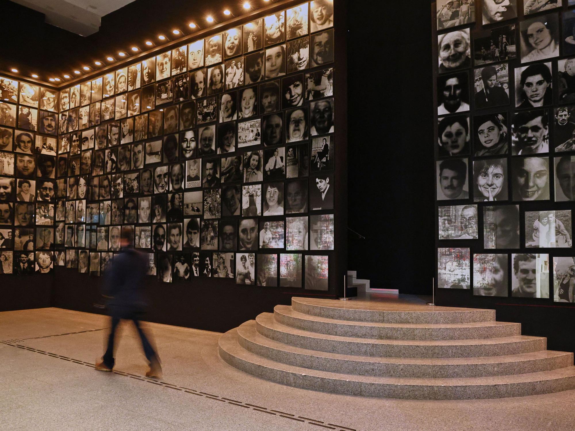 09.10.2026, Nordrhein-Westfalen, Bonn: Porträt-Fotografien von Christian Boltanski hängen als Installation mit dem Titel „Menschlich“ in der Bundeskunsthalle.