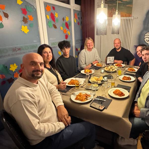 Bei einem Stück Lasagne konnten Schüler sich mit Kommunalpolitikern austauschen.