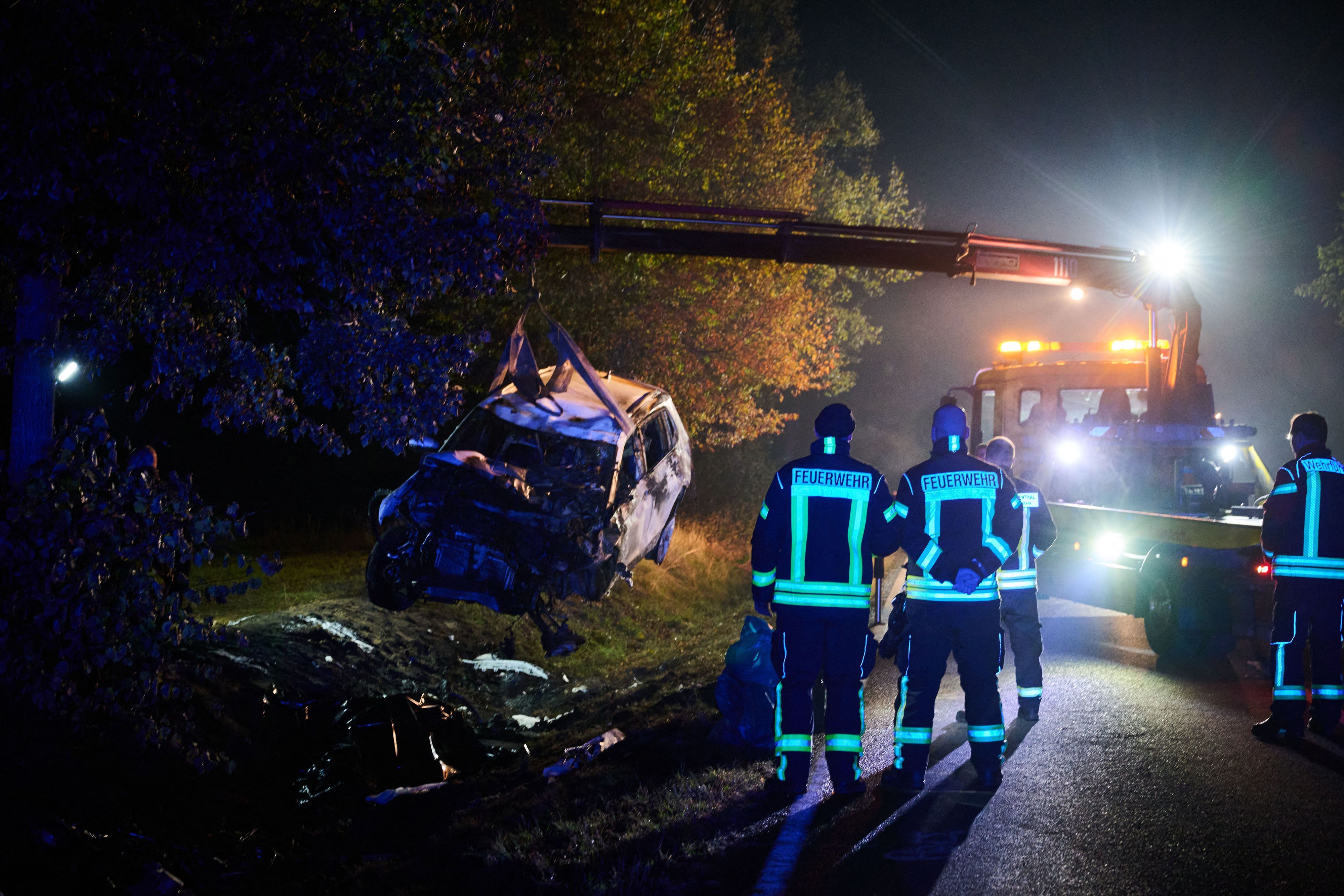 Ein Abschleppen hebt ein verbranntes Auto auf seinen Transporter.