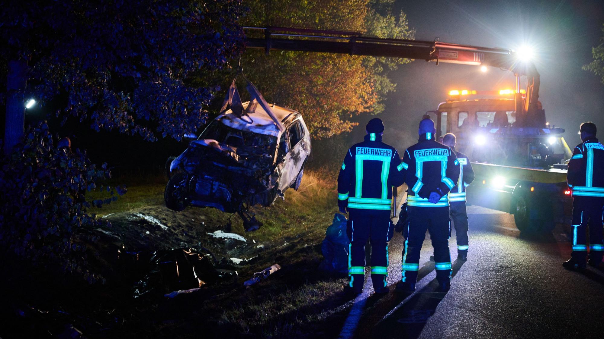 Ein Abschleppen hebt ein verbranntes Auto auf seinen Transporter.