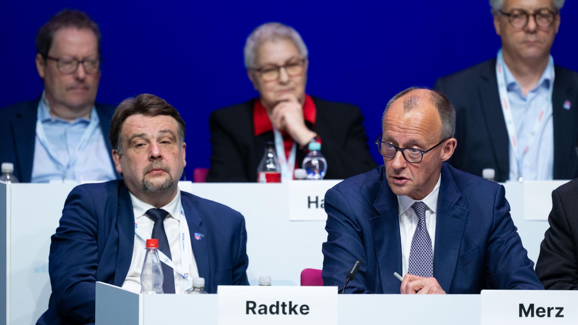 Dennis Radtke wirft Friedrich Merz (r.) vor, das soziale Profil der Union zu vernachlässigen.