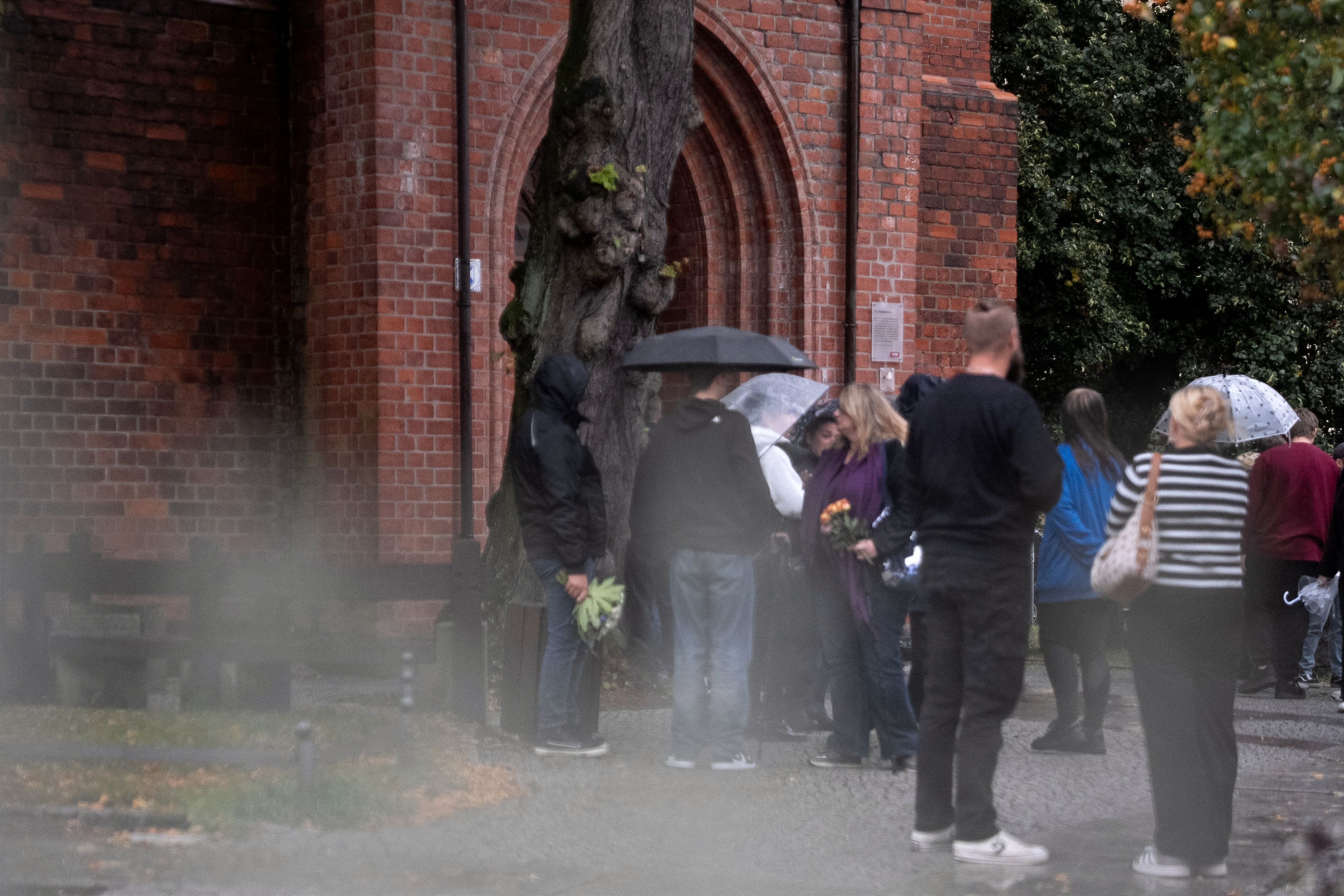 Trauernde stehen vor einer Gedenkveranstaltung vor der Marienkirche, nachdem am Mittwochabend vier Teenager bei einem schweren Verkehrsunfall gestorben sind.