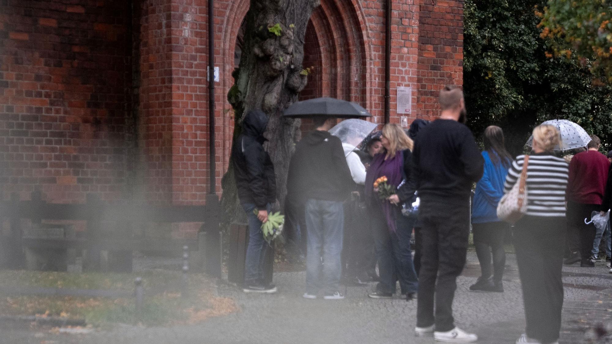 Trauernde stehen vor einer Gedenkveranstaltung vor der Marienkirche, nachdem am Mittwochabend vier Teenager bei einem schweren Verkehrsunfall gestorben sind.