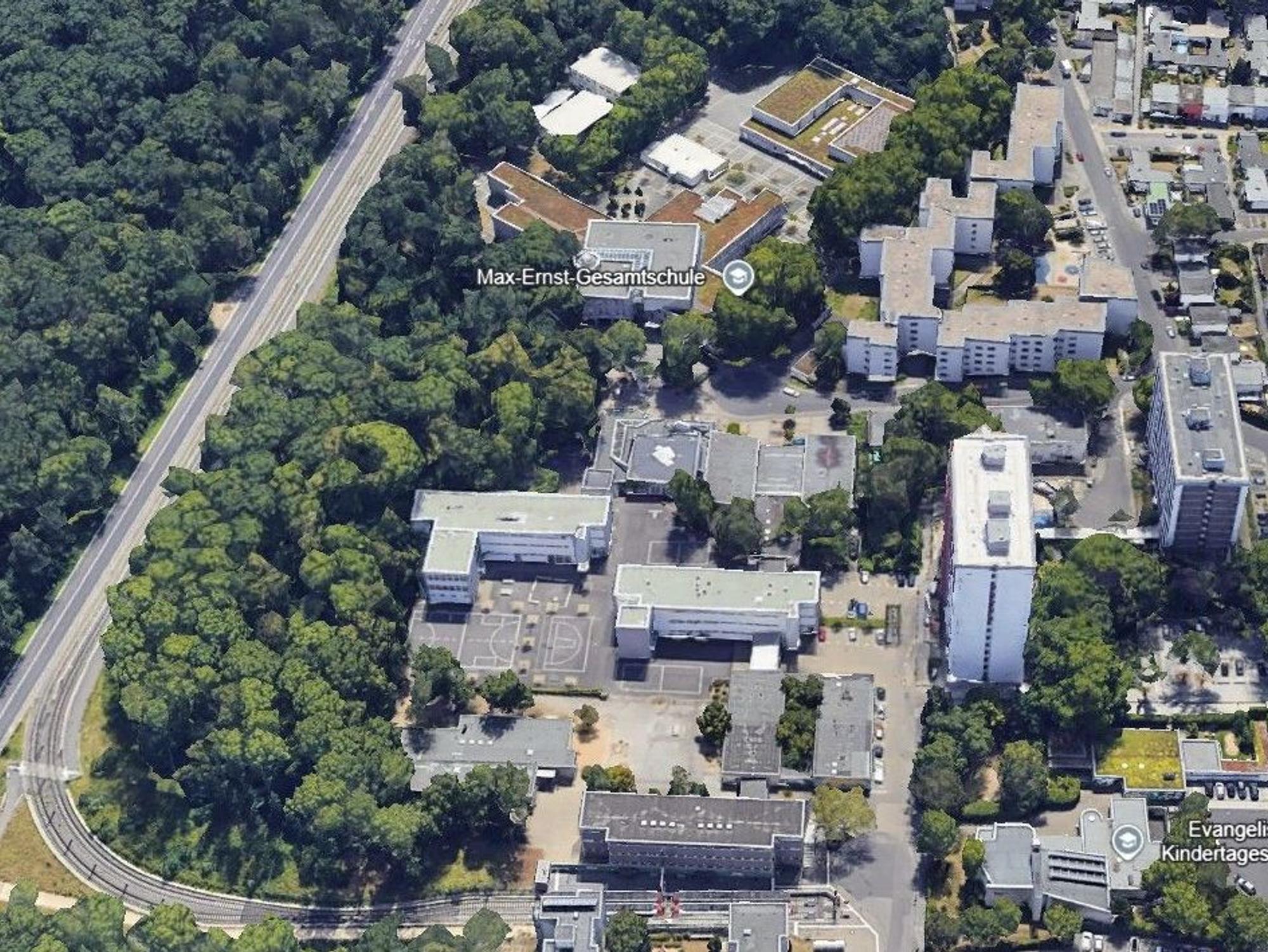 Zu sehen ist die Max-Ernst-Gesamtschule in Bocklemünd im Jahr 2022 vor Beginn der Bauarbeiten.