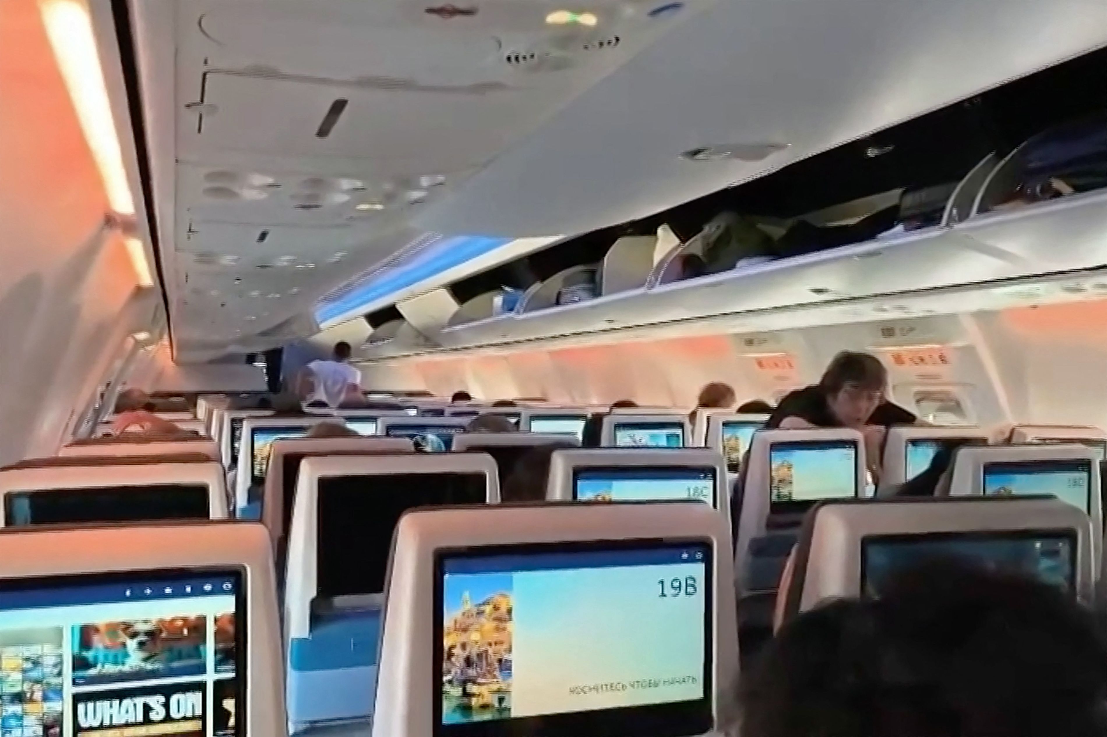 Dieser Screenshot aus einem von AFPTV am 30. September 2026 veröffentlichten Video zeigt Passagiere an Bord des umgeleiteten Flydubai-Flugs vor dessen Abflug nach Tel Aviv. Der Copilot der Maschine plante nach Angaben der emiratischen Ermittler einen Selbstmordanschlag.