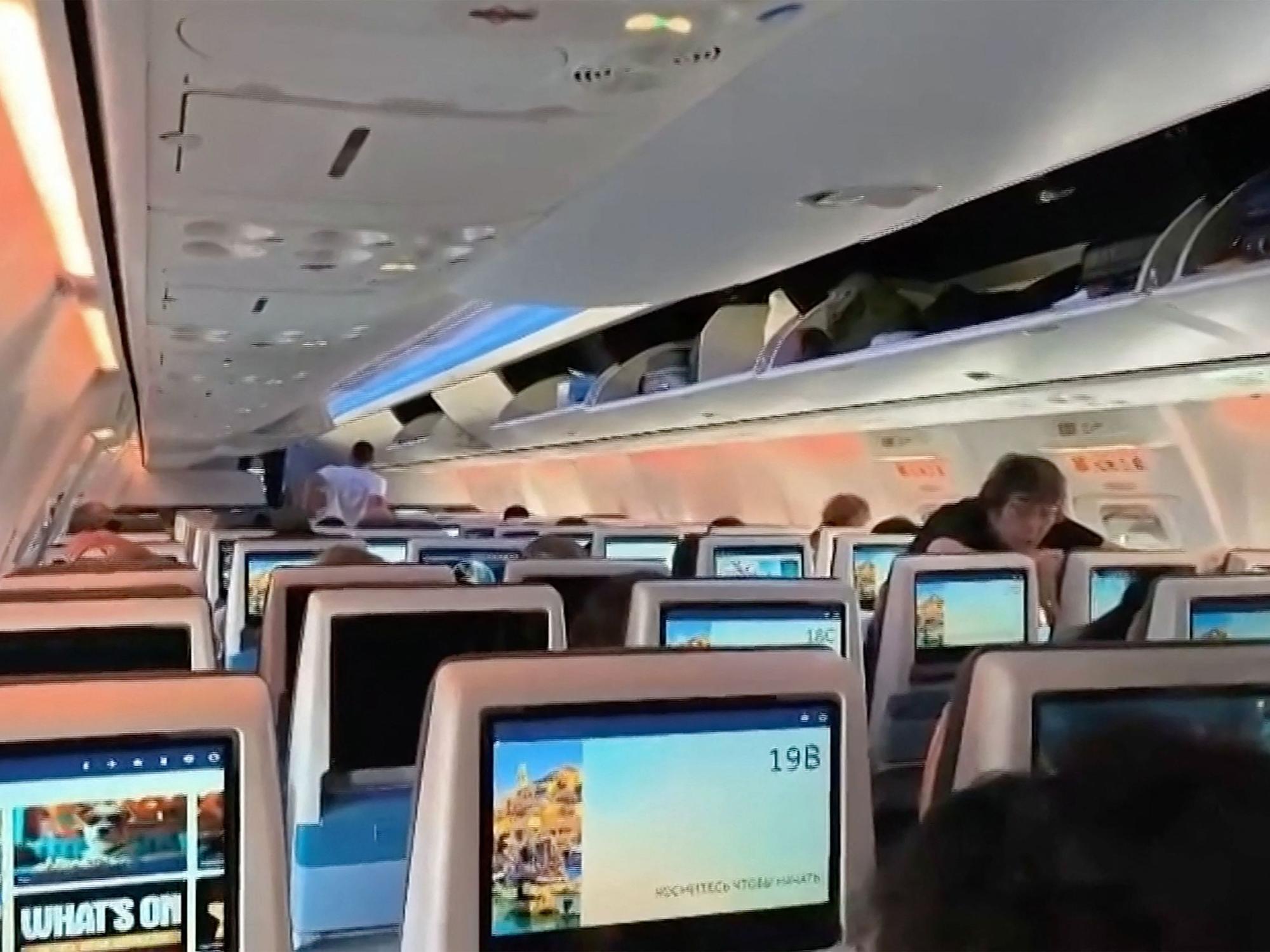 Dieser Screenshot aus einem von AFPTV am 30. September 2026 veröffentlichten Video zeigt Passagiere an Bord des umgeleiteten Flydubai-Flugs vor dessen Abflug nach Tel Aviv. Der Copilot der Maschine plante nach Angaben der emiratischen Ermittler einen Selbstmordanschlag.