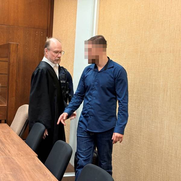 Der Angeklagte (24) mit seinem Verteidiger Dirk Schlei im Kölner Landgericht