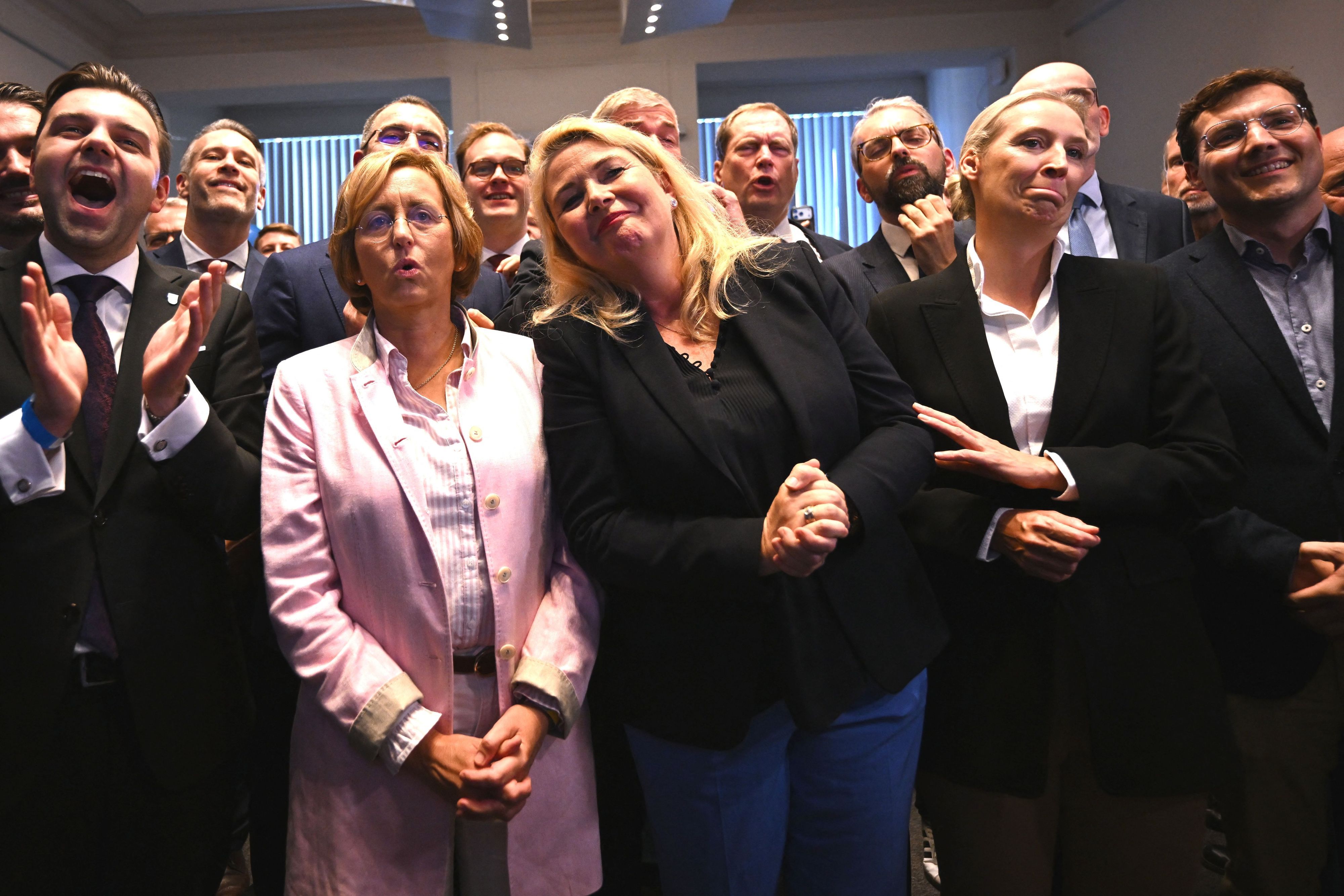 Beatrix von Storch (l-r, AfD), stellvertretende Fraktionsvorsitzende der AfD-Bundestagsfraktion, die Berliner AfD-Spitzenkandidatin Kristin Brinker und Alice Weidel (AfD), Bundesvorsitzende, auf einer Wahlparty.