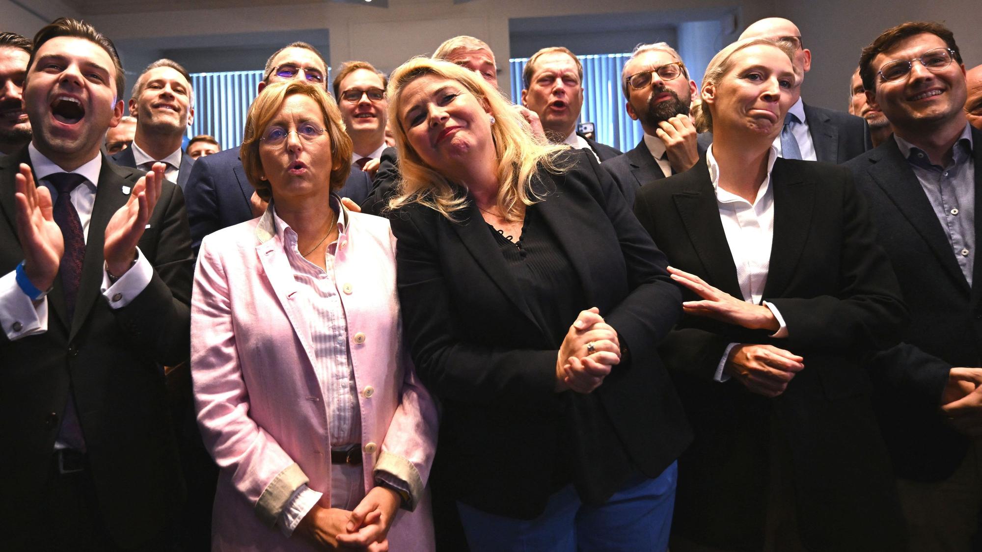 Beatrix von Storch (l-r, AfD), stellvertretende Fraktionsvorsitzende der AfD-Bundestagsfraktion, die Berliner AfD-Spitzenkandidatin Kristin Brinker und Alice Weidel (AfD), Bundesvorsitzende, auf einer Wahlparty.